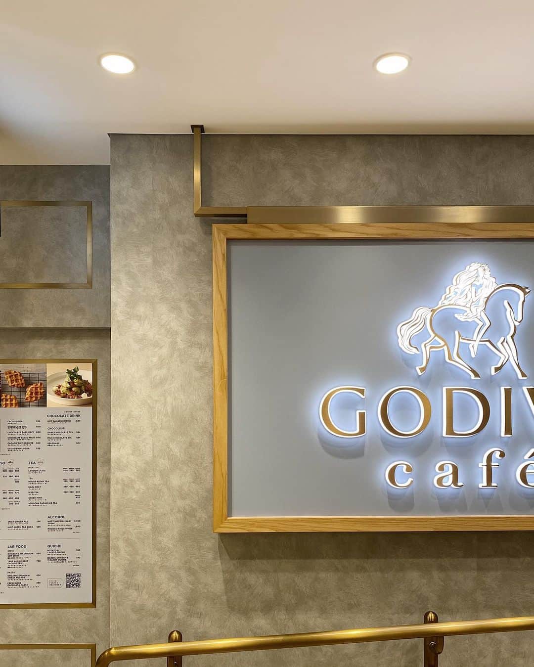 鈴木詩織さんのインスタグラム写真 - (鈴木詩織Instagram)「GODIVA cafe Tokyo☕️  ご招待いただきレセプションイベントへ。  とにかくかわいい。そして濃厚なカカオのチョコレートドリンクやスイーツがおいしすぎました🤤 甘くないフードメニューもありましたよ♡  またゆっくりと行きたいな〜🥺 国内初のGODIVA cafe Tokyoは東京駅グランフールフロント内に11/26〜OPENです！  ﻿ ﻿  #PR#godiva#godivacafe#godivacafetokyo#ゴディバ#ゴディバカフェ#ゴディバカフェ東京#カフェ巡り#東京カフェ#丸の内カフェ#チョコレート#チョコレート巡り#チョコレートカフェ @godivacafe_jp」11月26日 19時27分 - shiorin0802suzuki