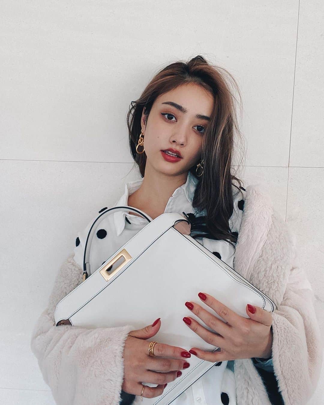のインスタグラム：「Today’s me ♥️♥️ 撮影後のゆるっとスタイル♥️  コラボスウェットの白のズボンを履いたよーん何回も着ちゃう😍🤣💕　今日もお疲れ様でした🥺 このあとはモニタリング出演してまぁす💕 Outer #ameri  Pants #mariaandsea  Bag #fendi #fendipeekaboo  Boots #zara  earring #celine #mariha mask #troisiemechaco」
