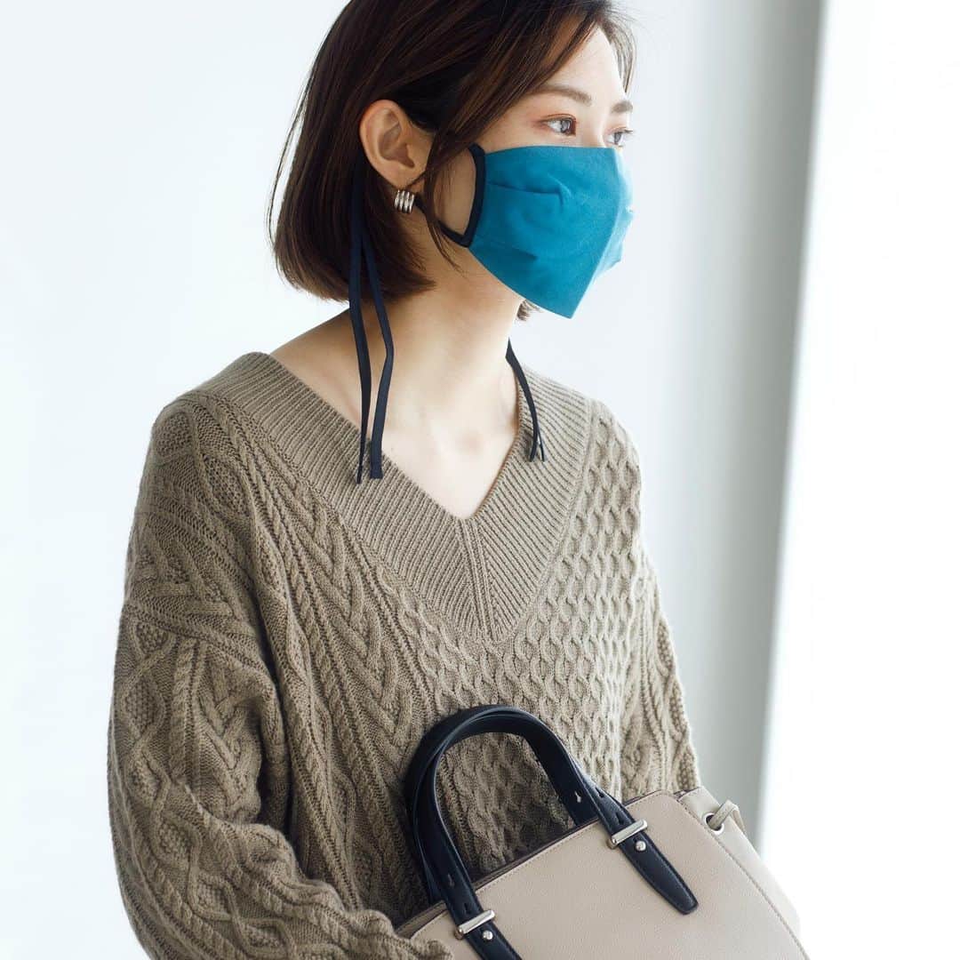 INDIVIのインスタグラム：「- original design mask -﻿ ﻿ ﻿ マスクのストレスから全ての女性を解放したいという思いからおつくりしたデザインマスク。﻿ 天然繊維にこだわりお肌に優しく、つけ心地の良いアイテムです。﻿ マスクもファッションアイテムの1つとして楽しんでいただけるよう、4色のカラーをご用意。﻿ ぜひチェックしてみてください！﻿ ﻿ ﻿ ✴︎mask.¥2,475(税込)﻿ ✴︎no.127-01500﻿ ﻿ ﻿ #INDIVI﻿ #インディヴィ」
