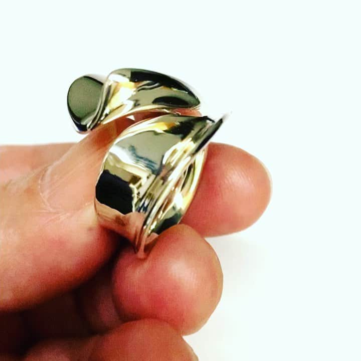 ホアキンベラオのインスタグラム：「Diseño pero sobre todo calidad . Un alto brillo es una terminación que le da un acabado altamente reflectante y espejo.」