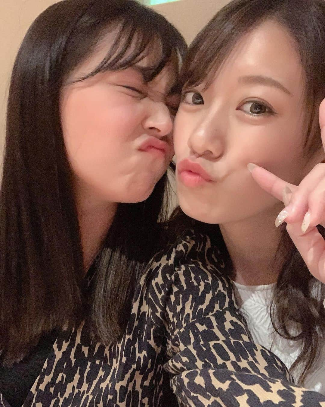 白間美瑠さんのインスタグラム写真 - (白間美瑠Instagram)「この間ね❤️❤️❤️ 大好き大好きあいにゃんと！ 昔からお世話になってるスタッフさんとご飯したよー🤤🤤🤤 ・ あいにゃんに会えば会うほど、話せば話すほど、、、好きがマシマシになる🥺🥺🥺本当に優しくて、あったかくて、芯があってカッコイイお姉ちゃん☺️☺️ ・ 早く会いたいなぁ❤️❤️」11月26日 19時41分 - shiro36run