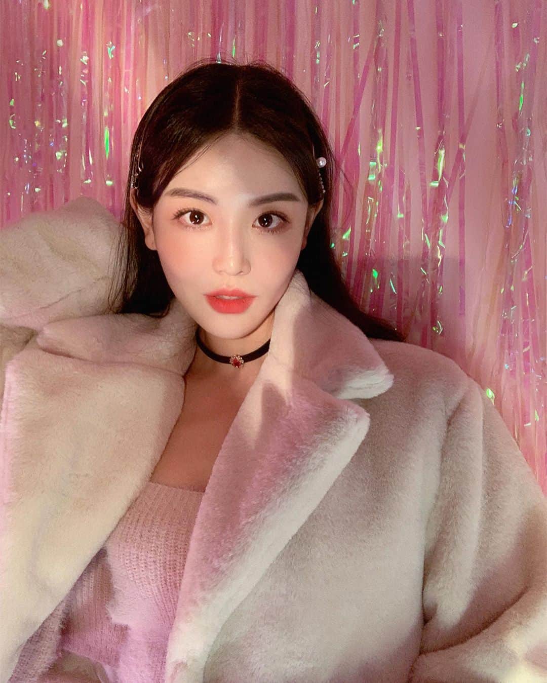 Chuuのインスタグラム：「🎀츄X셀럽쇼퍼🎀  오직 츄에서만 구매할 수 있는 퍼 재킷!   퍼 재킷은 부드러운 촉감과 털 빠짐 여부가 정말 중요한에 츄에서 제작한 요 퍼 재킷은 털빠짐이 거의 없고 낙낙한 핏감으로 누구에게나 잘 어울리는 아우터랍니다! 이런 재킷을 바로 우리 @pinkjjelly 핑글님께서 직접 셀렉해서 코디해주셨단 말~~~이죠👏🏼👏🏼  겨울 추위를 따땃하게 만들어줄 츄.메.이.드 츄에서 제작함 퍼재킷 지금 만나보세요😊  #chuu#츄#츄메이드#셀럽쇼퍼#퍼재킷#겨울아우터#데이트룩#데일리룩」