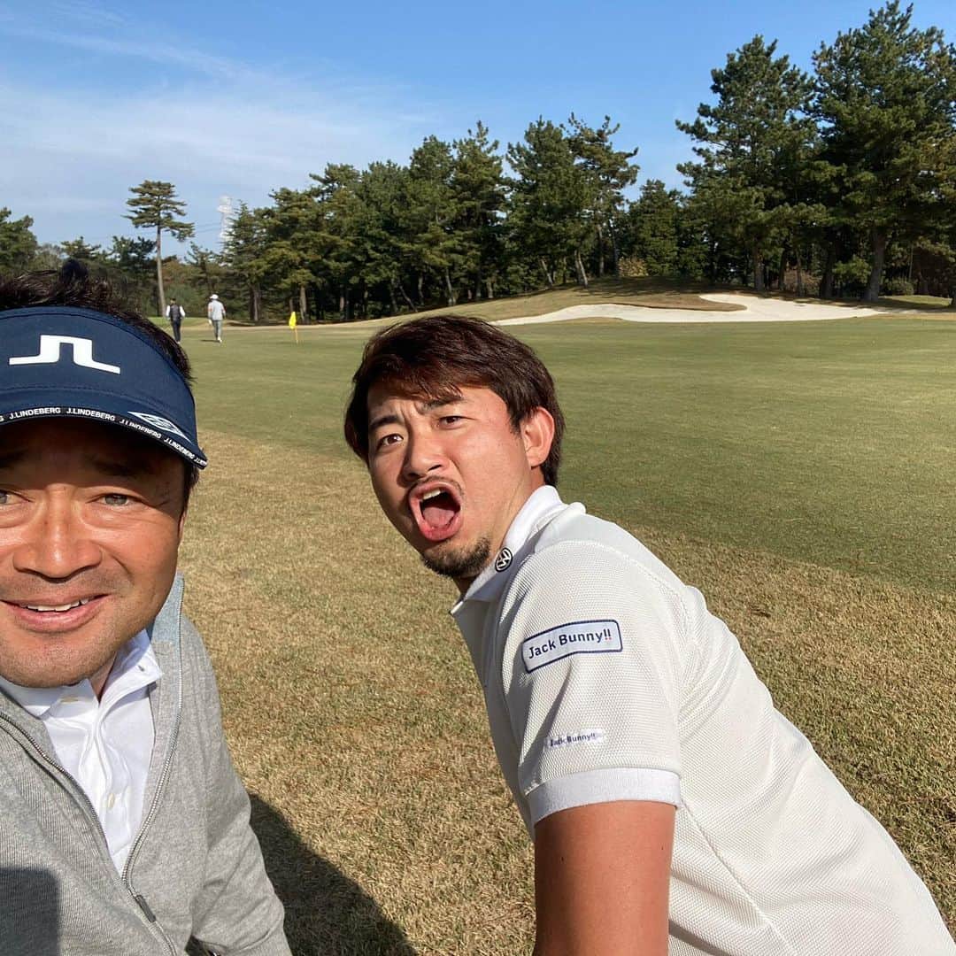 横田真一のインスタグラム：「太平洋クラブ八千代コース 途中隣のホールでへんな人発見しました 3枚目UFO？？？😲 さすがミシュラン！  #ヨコタゴルフベース #ゴルフスクール #ゴルフレッスン#ゴルフスイング#ゴルフ#ゴルフ女子#ゴルフウェア#ゴルフ男子#広尾ゴルフレッスン#ufo#YouTube#横田真一チャンネル」