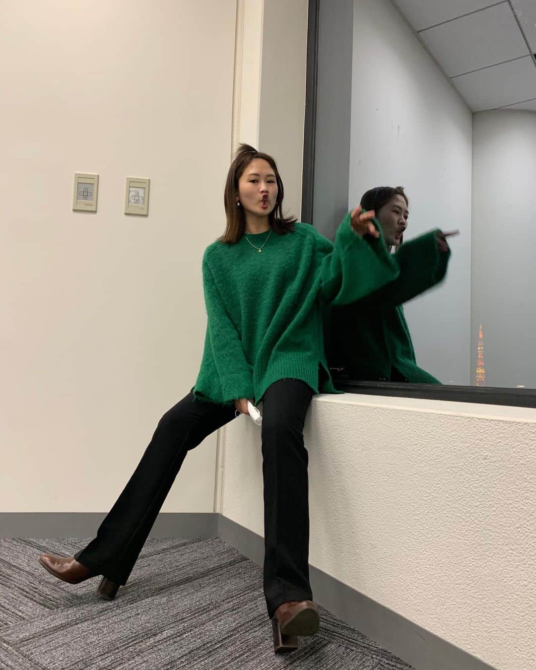 大関れいかのインスタグラム：「. この前の服〜 アウトレットで買ってめっちゃ良きだけど どこのブランドか忘れた🙂 袖のとこ広がっててかわみ。 #私服」