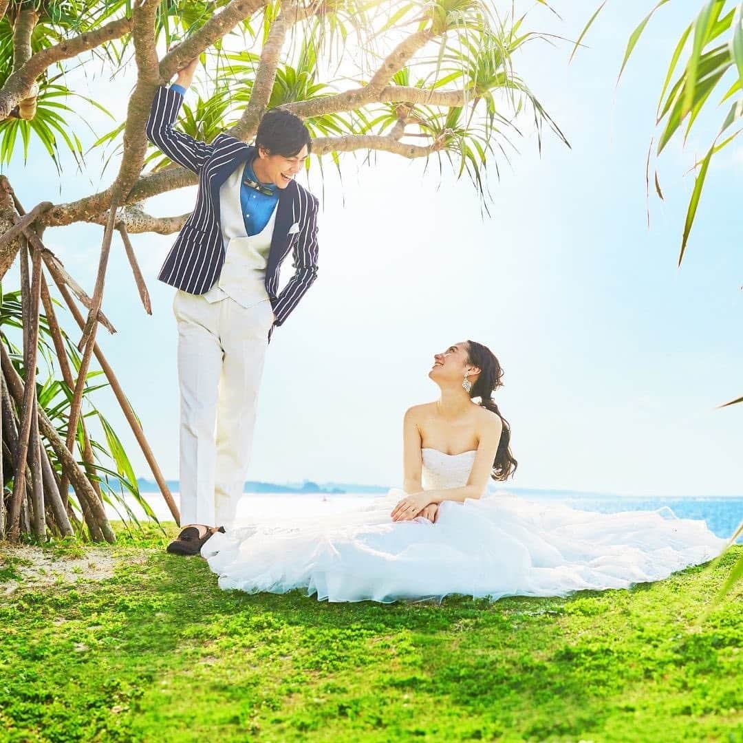 家族挙式さんのインスタグラム写真 - (家族挙式Instagram)「✳︎  海前のガーデン付き 沖縄リゾートで結婚式♡  お二人から叶うリゾート結婚式を 家族挙式で！  会場：#アートグレイス オーシャンフロントガーデンチャペル沖縄　  -----------------  【2020年11月末まで！】  \年内実施の会食•披露宴プランお申し込みで/ ✳︎挙式スナップ写真60カット(77,000円分)プレゼント✳︎  ▽詳しくはTOPのリンクから❁ >>> @kazoku_wedding  -----------------------.  ❁テレビCM放映中 ▹▸ ”家族挙式ベスト”なら【挙式・衣裳・美容・写真】が含まれたプランが99,000円〜叶います＊▽予約はTOPのリンクから❁>>> @kazoku_wedding  -------------------  #家族挙式 #ベストアニバーサリー #家族 #Family #家族婚#bestanniversary #少人数婚 #ウェディング #結婚式準備#結婚式 #フォトウェディング#プレ花嫁 #卒花#日本中のプレ花嫁さんと繋がりたい#花嫁 #卒花嫁 #国内挙式#weddingdress #ウェディングドレス#Dressy花嫁#2020秋婚 #2021春婚#2021夏婚 #2020冬婚#沖縄ウェディング#指輪交換#沖縄挙式#リゾ婚#サンセットフォト」11月26日 19時37分 - kazoku_wedding