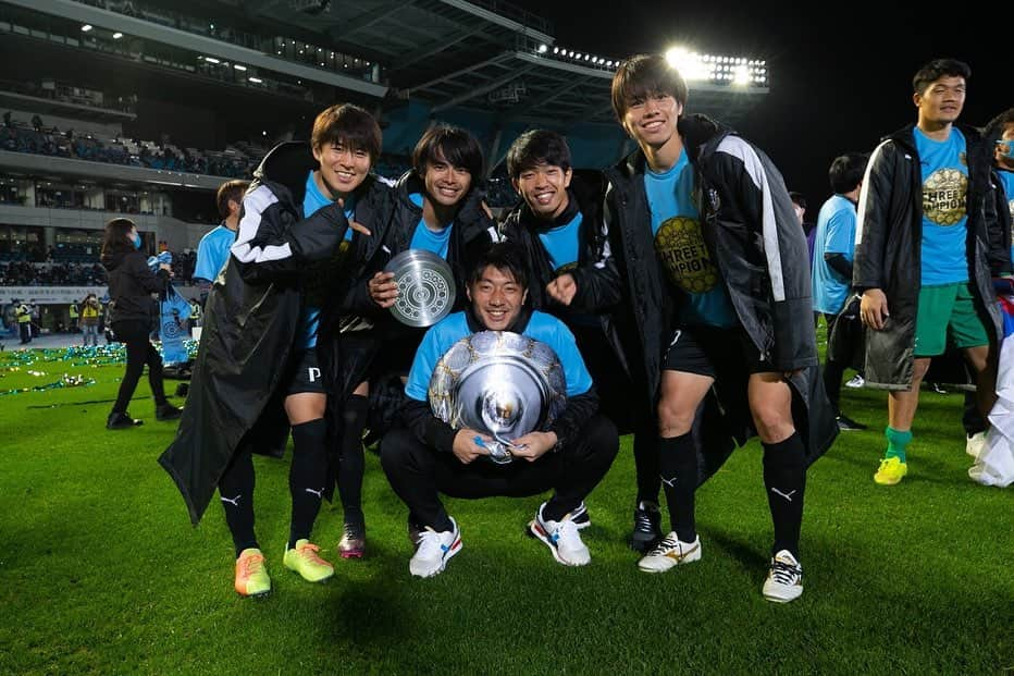 田中碧さんのインスタグラム写真 - (田中碧Instagram)「J.LEAGUE CHAMPION🏆  フロンターレに関わる全てのみなさんと掴み取ったタイトル！  次は天皇杯。  最後までもっと成長し続ける。」11月26日 19時39分 - tnk_0910