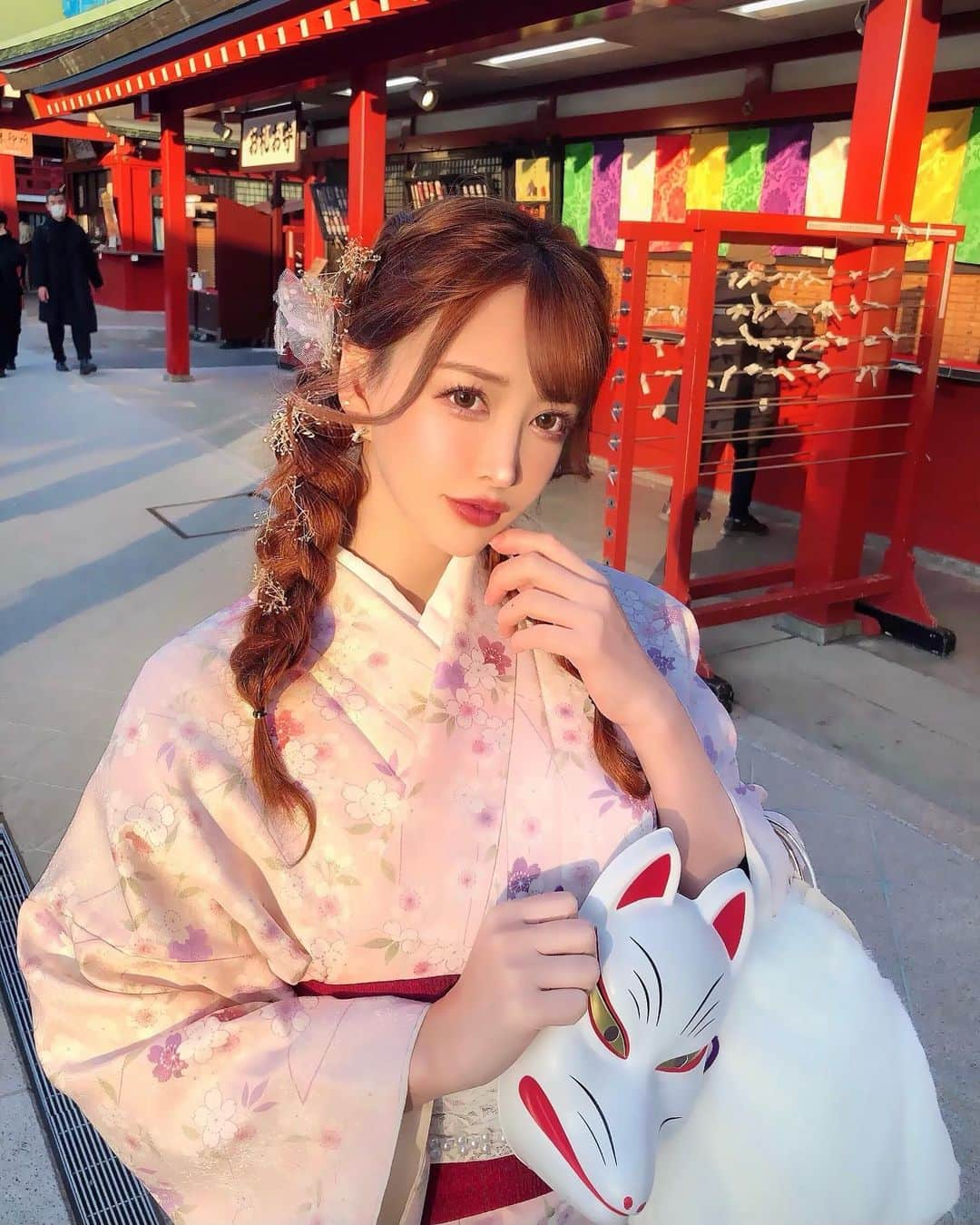 蘭子さんのインスタグラム写真 - (蘭子Instagram)「【浅草 食べ歩き🍡】 . 浅草で酉の市があるという情報をゲットしてお着物着て参戦っ🏃👘💕 と思いきやどこにもお祭りらしい気配がゼロww . 酉の市どこ？笑 . 食べ歩きして楽しかったから結果OKだけど🤣💓🍓🍡 . . お着物は @rikawafuku ✨ レースやパールなど、最近のお着物は進化していて本当に可愛い！！ お着物デート、絶対的にオススメしたいです❤️ . ヒートテックともも引き(爆)は絶対仕込んでね❤️ . . 寒いからね❤️❄☃ . . . . #浅草#浅草食べ歩き#浅草グルメ#浅草カフェ#浅草ランチ#酉の市#お祭#着物#着物ヘア#着物コーディネート#着物レンタル#着物ヘアアレンジ#着物コーデ#着物好きな人と繋がりたい#ビショビ#鬼滅の刃コスプレ#禰豆子#禰豆子コスプレ#ポトレ#ポトレのセカイ #ポトレ撮影隊#ポトレ部#ポートレート#ポートレート好きな人と繋がりたい#日本の風景#国内旅行#タビジョ#浅草旅行」11月26日 19時41分 - xx_ranko_xx