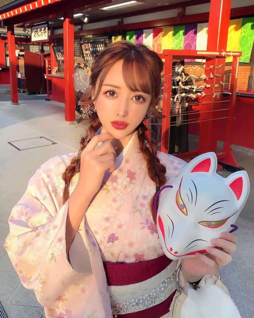 蘭子さんのインスタグラム写真 - (蘭子Instagram)「【浅草 食べ歩き🍡】 . 浅草で酉の市があるという情報をゲットしてお着物着て参戦っ🏃👘💕 と思いきやどこにもお祭りらしい気配がゼロww . 酉の市どこ？笑 . 食べ歩きして楽しかったから結果OKだけど🤣💓🍓🍡 . . お着物は @rikawafuku ✨ レースやパールなど、最近のお着物は進化していて本当に可愛い！！ お着物デート、絶対的にオススメしたいです❤️ . ヒートテックともも引き(爆)は絶対仕込んでね❤️ . . 寒いからね❤️❄☃ . . . . #浅草#浅草食べ歩き#浅草グルメ#浅草カフェ#浅草ランチ#酉の市#お祭#着物#着物ヘア#着物コーディネート#着物レンタル#着物ヘアアレンジ#着物コーデ#着物好きな人と繋がりたい#ビショビ#鬼滅の刃コスプレ#禰豆子#禰豆子コスプレ#ポトレ#ポトレのセカイ #ポトレ撮影隊#ポトレ部#ポートレート#ポートレート好きな人と繋がりたい#日本の風景#国内旅行#タビジョ#浅草旅行」11月26日 19時41分 - xx_ranko_xx