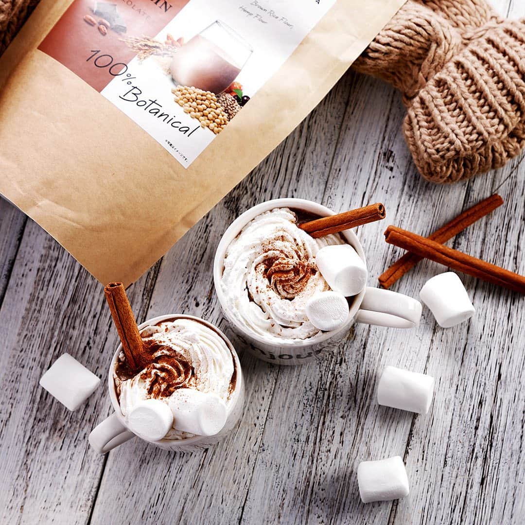 ドクターズナチュラルレシピのインスタグラム：「画像をタップすると商品が購入できます☝🍃⁣ ーーーーーーーーーーーー⁣ ＊チョコ味のプロテインでヘルシーなスイーツドリンクを作ろう♪⁣ 【 #ボタニカルライフプロテイン チョコ味 】⁣ ⁣ チョコレートのような甘い味わいで⁣ 女性に人気の「ボタニカルライフプロテイン チョコ味」🍫✨⁣ ⁣ 本日はホリデーシーズンにもぴったりな🎄⁣ スイーツドリンクアレンジをご紹介します☝♥⁣ ⁣ チョコ味プロテインで作る⁣ 【スパイシーホットココア風プロテイン】⁣ ⁣ 温めた牛乳で分量通りのプロテインを溶かし、カップに注いだら、⁣ ホイップクリームとマシュマロ、最後にシナモンスティックを添えて、⁣ シナモンパウダーを振りかけて完成☕🌿⁣ ⁣ シナモンには、身体を温める効果があるので、⁣ これからの寒い季節にオススメなアレンジ🌠⁣ ⁣ ボタニカルライフプロテインはタンパク質だけではなく、⁣ 約20種類のスーパーフードの栄養素も配合なので⁣ ヘルシーなスイーツ感覚でいただけますよ🍫♪⁣ ⁣ 詳細はプロフィールのURLをご覧ください✨⁣ ☞@dr.s_natural_recipe⁣ ⁣ ⁣ #ドクターズナチュラルレシピ #drsnaturalrecipe ⁣ #アンファー #angfa ⁣ #ボタニカルライフプロテインチョコ味 #protein #プロテイン #ボタニカル #きなこ #ダイエット #体内改善 #シナモン #チョコレートドリンク⁣ #フィットネス #フィットネス女子 #丁寧な暮らし #デザートドリンク #ヘルシースイーツ #デザート #ヘルシー #オーガニック #チョコ #リラックス #おうちカフェ #ホットココア #ソイプロテイン #チョコレート好き#ホットドリンク #chocolate」