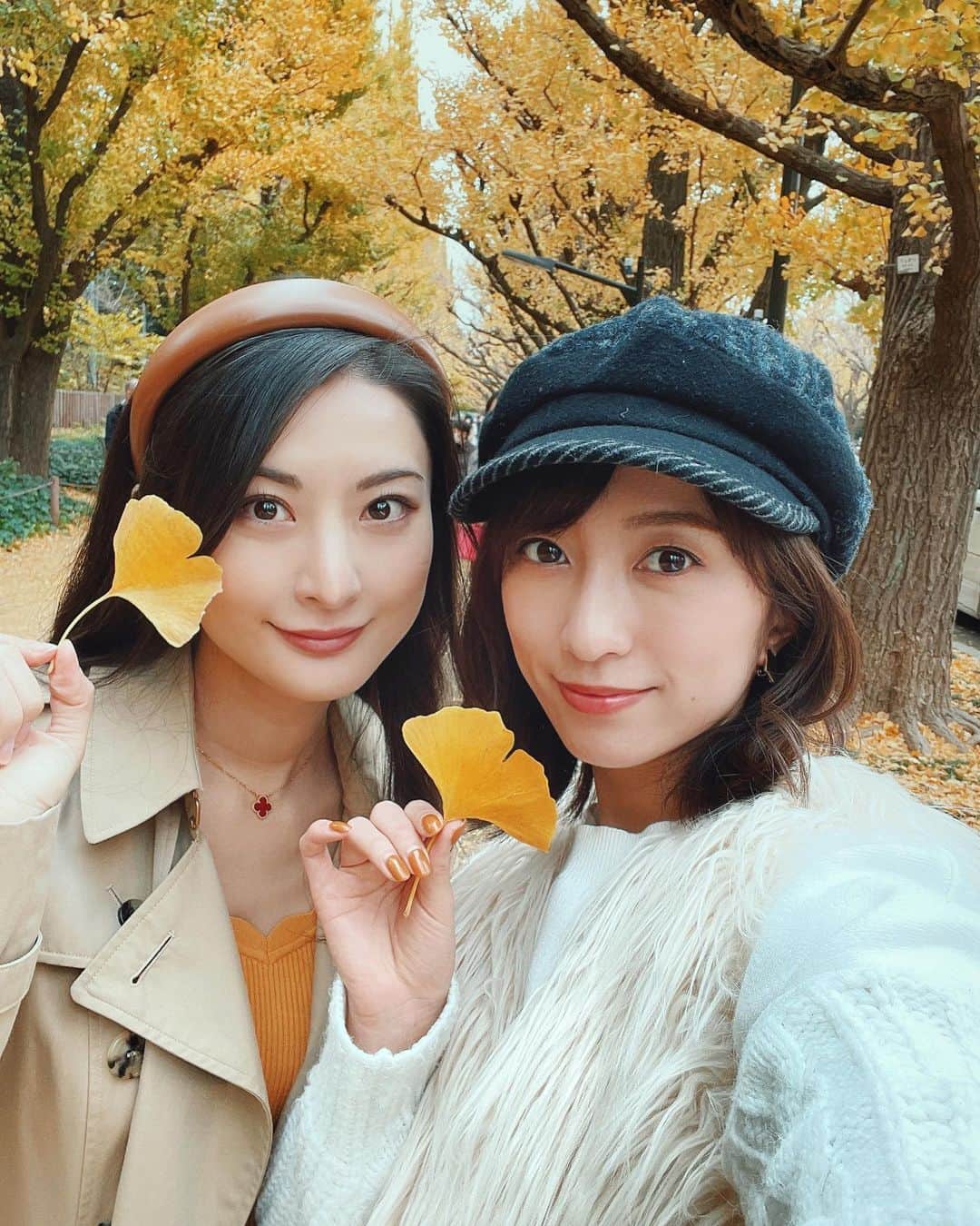 瀬口かなのインスタグラム：「まゆちゃんと👭🏻﻿ ﻿ ﻿ 野球のシーズンも終わって、﻿ 秋の終わりを感じています😌🍁﻿ ﻿ ﻿ ﻿ ﻿ #銀杏並木 #外苑前いちょう並木 #いちょう並木 #外苑前 #紅葉 #銀杏 #instagood #instadaily #selfie #ootd #ファーベスト #zara #zara女 #白ニット #白ニットコーデ #ファー #ジーンズコーデ #ハイウエストストレートジーンズ」
