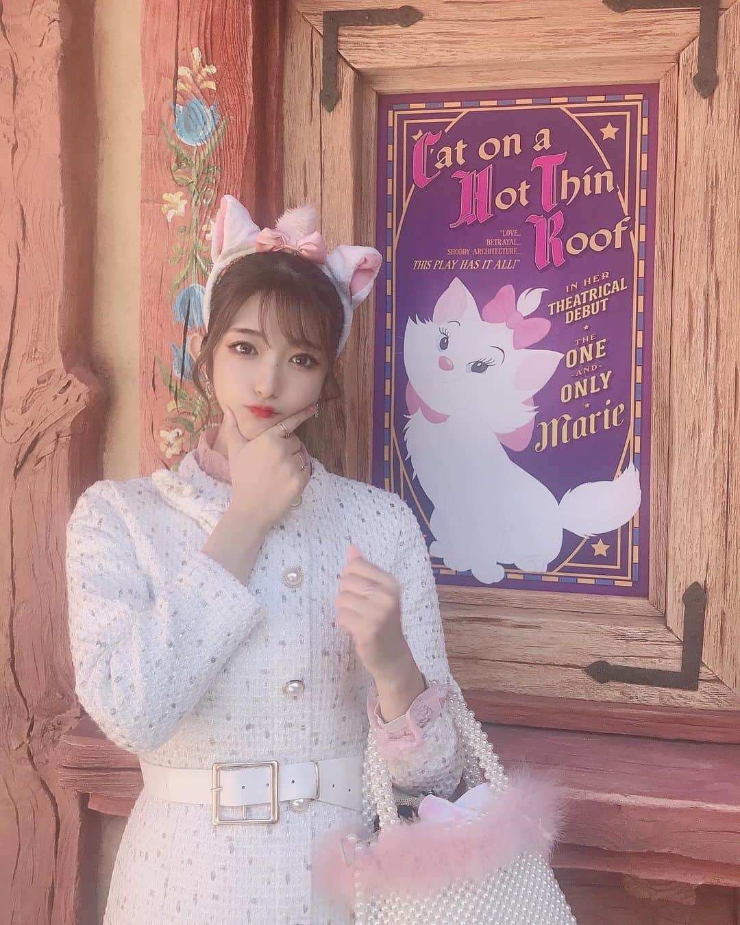 れみぱんのインスタグラム：「マリーちゃんコーデだったよ🎀 気付いてくれた方ありがとう😊🎀 : : #ディズニーランド #ディズニーコーデ #マリーちゃんコーデ #マリーちゃん #ディズニー新エリア #ディズニー #tdl #tokyo #disney #disneyland #tokyodisneyland #おしゃれキャット #marie #fashion #ootd #code #ホワイトブーツ #ポニーテール #ツイードワンピース」