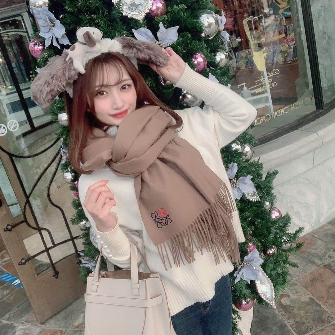 餃子のりさちゃんのインスタグラム：「ごりごりにポーズ決めて写真撮ってもらっても三枚に一枚は半目やしバックの向き逆😑😑😑😑😑😑  #LOEWE」