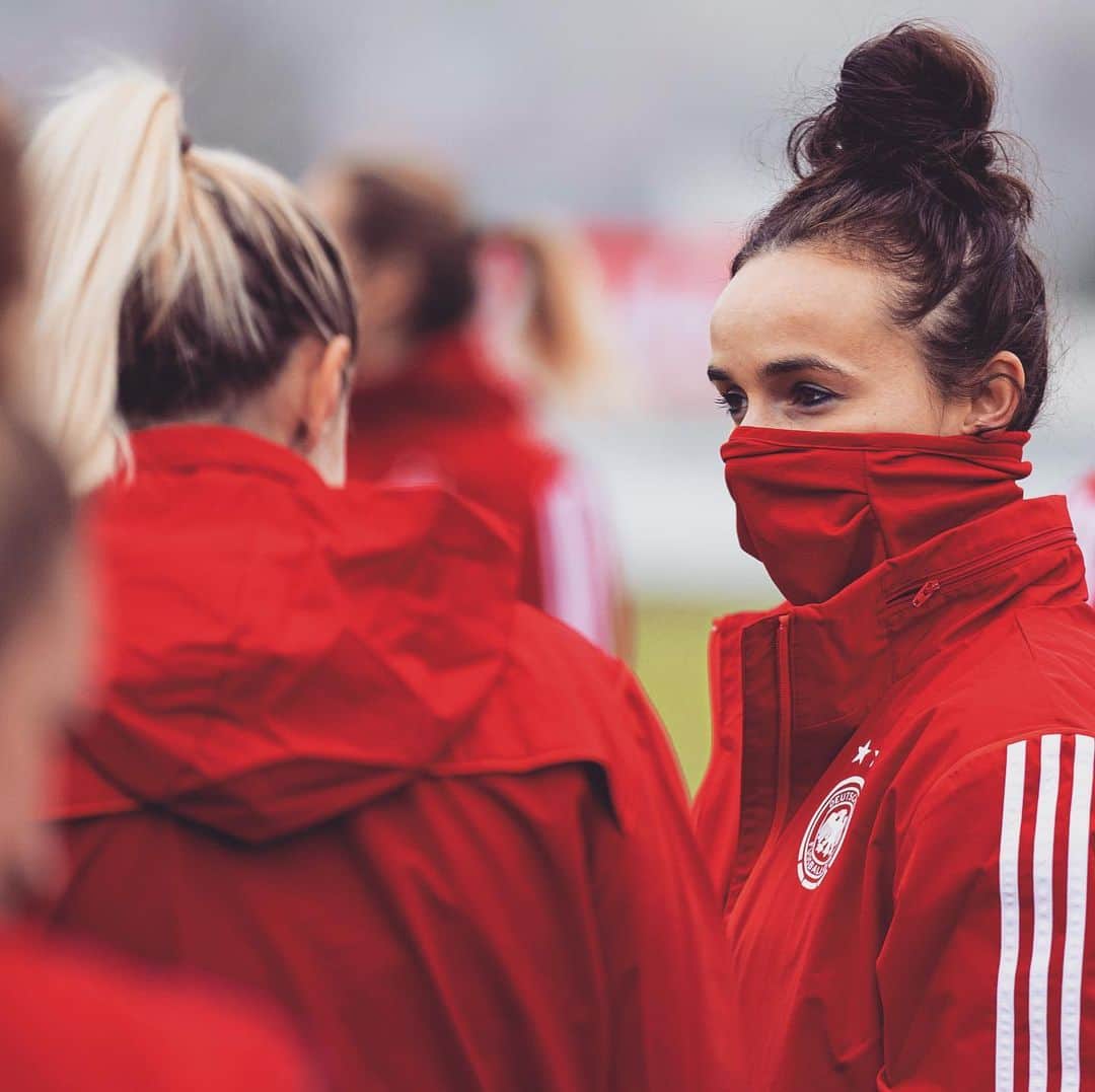 Lina Magullのインスタグラム：「🥶 es wird kalt und trist, aber kein Grund sein Lächeln und die Freude zu verlieren 😉🙂🙃 #dfb #training #passion #stayhealthy #staypositive」