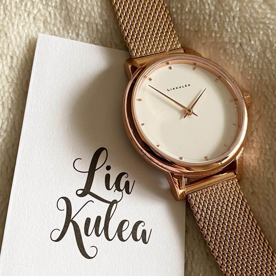 *eri*さんのインスタグラム写真 - (*eri*Instagram)「こんばんは｡･*･:♪﻿ ﻿ ﻿ もうすぐ6時〜🍀﻿ 待ちに待った夕飯の時間😸❤️﻿ ﻿ ﻿ ﻿ 以下PRです🙇‍♀️﻿ ﻿ ﻿ 腕時計は『リアクレア』liakulea﻿ thank you🌺　@liakulea_japan﻿ ﻿ ﻿ 9月28日（月）発売の﻿ Liakulea 『Pumehana（プメハナ）』﻿ ﻿ 日々の生活に寄り添ってくれるような﻿ 温かみのある腕時計をテーマに﻿ 作られたそうです🍀﻿ シンプルなインデックスは﻿ どんなスタイルにも合う、﻿ 優しい印象のデザインになってます☺️💖﻿ ﻿ ﻿ 10％OFFクーポンコード﻿ 【eritekq43】﻿ 本日より1年間有効です💁‍♀️﻿ ﻿ ﻿ その他にも素敵な時計がたくさんあるので﻿ ぜひチェックしてみて下さいね🥰﻿ ﻿ ﻿ #PR﻿ #liakulea #リアクレア #腕時計 #ハワイ #夏 #星空 #夜空 #ペアウォッチ#時計 #腕時計倶楽部 #手元倶楽部﻿ #猫 #ねこ #スコティッシュフォールド #ネコ #ねこ部 #にゃんこ #スコティッシュ#ニャンコ#ペット#スコ#猫部#cat #Scottishfold」11月26日 19時46分 - eriten8