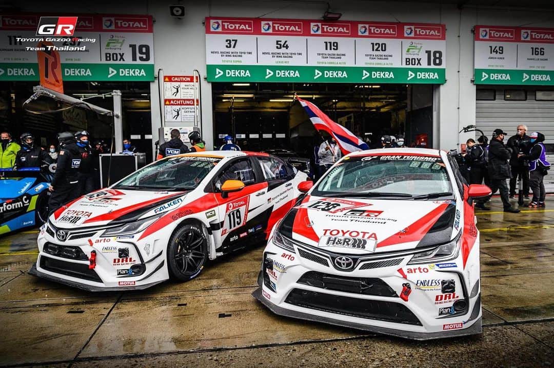Toyota team thailandさんのインスタグラム写真 - (Toyota team thailandInstagram)「🚗🏁THE CHAMPION CARS🏁 🚗 เชียร์ Corolla Altis GR Sport Nürburgring แชมป์ระดับโลกจากรายการ ADAC Total 24h. Nürburgring และแชมป์ประจำปีถ้วยพระราชทาน RAAT Thailand Endurance Championship 2020 กับแมทช์ส่งท้ายปีอย่าง 12h. Super Endurance 2020 ในวันที่ 10-12 ธันวาคมนี้  Class: D2 🚗Car No.219 - Corolla Altis GR Sport Nürburgring  Drivers: สุทธิพงศ์ สมิตชาติ (อาร์โต้) // ณัฐวุฒิ เจริญสุขะวัฒนะ (วัว) // มานัต กุละปาลานนท์ (ต้น) ￼ 🚗Car No.220 - Corolla Altis GR Sport Nürburgring  Drivers: ณัฐพงษ์  ห่อทองคำ (แมน) // เฉิน เจี้ยน หงษ์ // กรัณฑ์ ศุภพงษ์ (จั้ม) 🚗Car No.221 - Toyota 86 Drivers: อัครพงษ์ อัคนีนิโรธ (X) // กฤษฏิ์ วสุรัตน์ (กล้า) // เคนทาโร่ ซึจิโทริ  พร้อมด้วยนักแข่งจากรายการ TOYOTA Gazoo Racing Motorsport Class: D3  🚗Car No.317 - Toyota Corolla Altis GR (OMR) Drivers: ชิบะ เคนทาโร่ // สรุศักดิ์ ดาเก็ง (บัส) // เพียว หงษ์ปาน (เพียว) // สัณหวัช วงศ์เจริญ (โฟล์คกี้) ￼ Class: D4 🚗Car No.419 - Vios (OMR) Drivers: ภูริต ไทยทองสุข (ภู) // ภวิศ วรรณพิรุณ (ริว) #อยากเห็นคนไทยหัวใจมอเตอร์สปอร์ต #TeamWork #ThaiTeam #TOYOTAGazooRacingteamThailand #CheerThai #ThaiPride #ไม่เชียร์ไทยแล้วจะเชียร์ใคร #แข่งรถ #นักแข่ง #ทีมคนไทย #Car #RaceCar #LexusRCF #TOYOTA86 #SuperCar #CHR #Supra #Corolla #Vios #GR #TGR #GazooRacing」11月26日 19時48分 - toyotagazooracingteamthailand