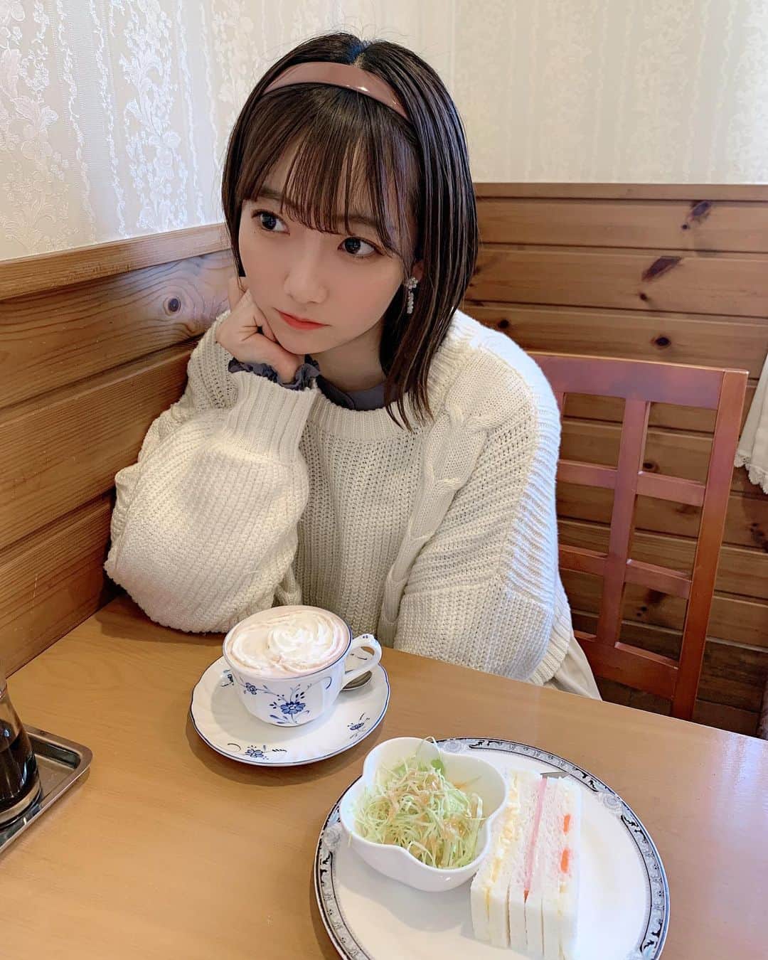 のインスタグラム：「﻿ ﻿ ﻿ 今日は学校前に﻿ 姉とモーニングしてきた😋﻿💗 ﻿ ﻿ 喫茶店のモーニングで ドリンク頼んだら色々ついてくるの﻿ ずっと普通だと思ってた😲😲﻿😲 ﻿ ﻿ #名古屋#モーニング#カチューシャ#白ニット﻿ #ボブアレンジ#ボブヘア#外ハネボブ#外ハネ﻿ ﻿ ﻿」
