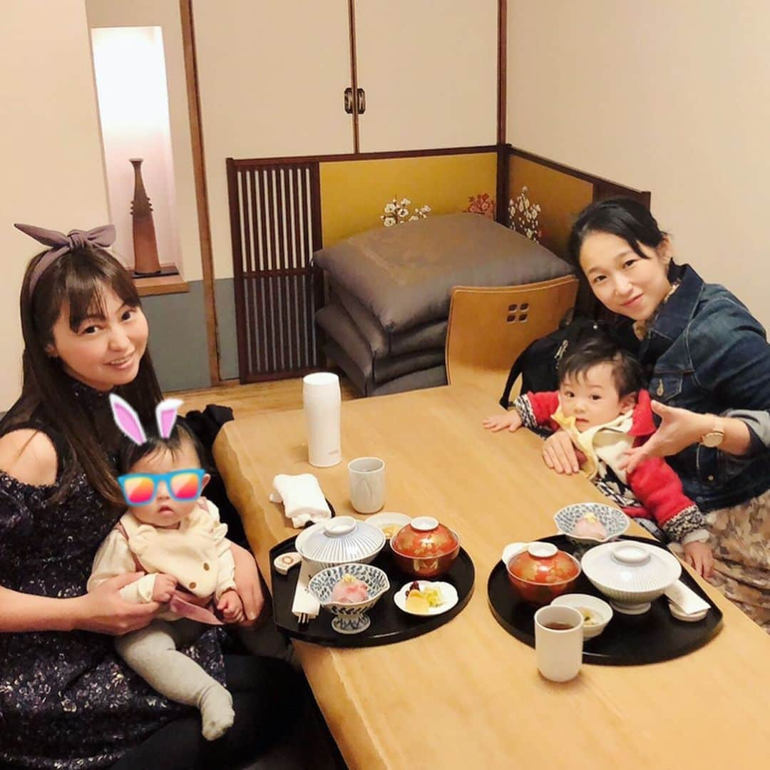 世手子さんのインスタグラム写真 - (世手子Instagram)「Eat Michelin "TAIMESHI" in Ginza✨✨ Go out with my son with a new watch⌚️(*´꒳`*) Mama lunch party👶🍼 @ginza_yamaji #ぎんざ山路 の 半年寝かせた #胡麻醤油 でいただく #鯛飯 でランチ(*^ω^*) さすが #ミシュラン めっちゃ美味しくてペロリ🐟🍚 @liakulea_japan #liakulea の新しい #腕時計 で @misamisaupiupi #misamisa と #ママ活女子 w #リアクレア の #クーポンコード も発行してもらったよ(//∇//) 「rojidjw」の使用で10％OFF！  ※有効期限2021/10/23まで キラキラでかわいい（＾_＾） 鯛めしは秘伝のごまだれで味わってからの お茶漬けもオススメだよ（≧∇≦） #お座敷 のあるお部屋があるのでママも行きやすい👩(*´ー｀*) ちびみさはもちろん #0歳児 たちはいい子にしてましたww #時計 #腕時計倶楽部 #手元倶楽部 #ママ会 #ママ会ランチ #ママ友  #ママ会コーデ  #ミシュラン一つ星  #ミシュランビブグルマン #子連れランチ  #子連れok」11月26日 19時49分 - rojide