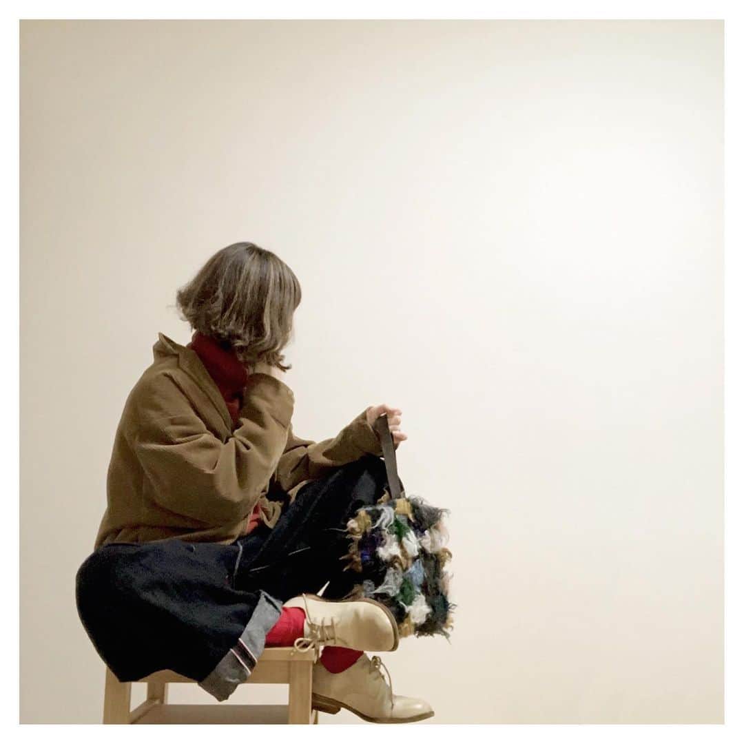 のインスタグラム：「・ ・ いらない書類やら本やら大掃除して模様替えもしたら撮影するとこも変わってやりにくいことこの上ない。 ・ こんなだったよね。← ・ ・ ・ ・ #instafashion #fashion #me #着画 #jacket : #freaksstore #knit : #uniqlou #denim : #minaperhonen #bag : #ミナペルホネン #socks : #universaloverall ⏫ #楽天roomに載せてます #roomインフルエンサー #shoes : #moto #今日のん #今日の服 #今日の座り画 #まめ夫が配線やらなんやら全部まとめてやってくれた #ありがとう夫 ・」
