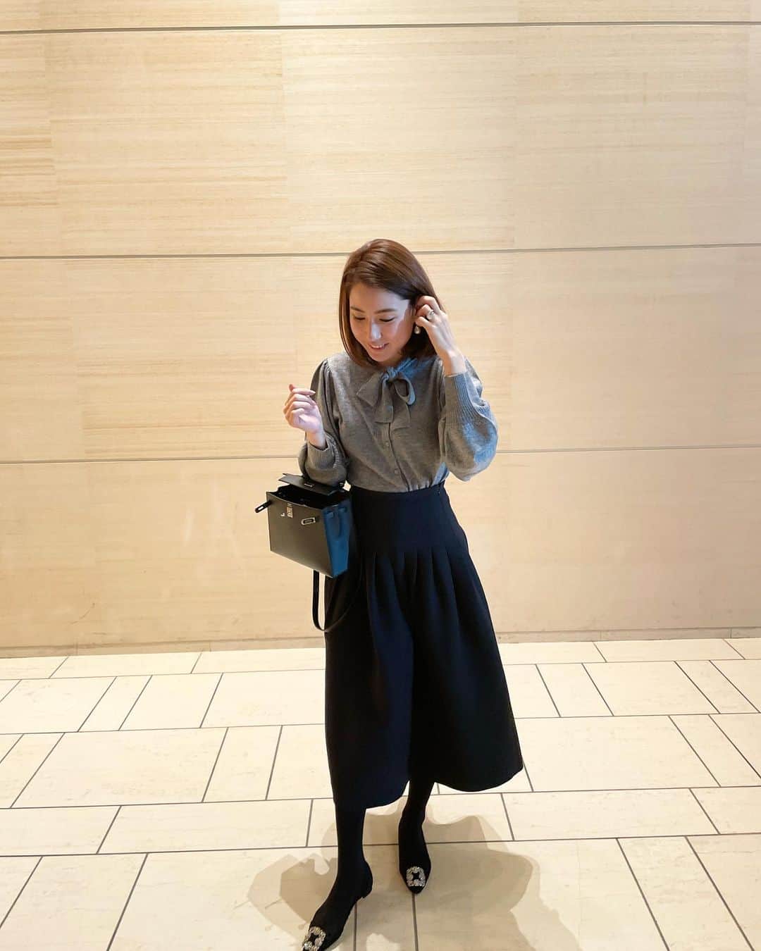 髙田麻紀子のインスタグラム：「❤︎ . お気に入りのカーディガン❤️ デニムにも合わせたり大活躍🥰 . カーディガン#akiki スカート#dior シューズ#manoloblahnik  バッグ#hermes . #instagram #instapic #instalike #fashion  #ootd #cordinate」