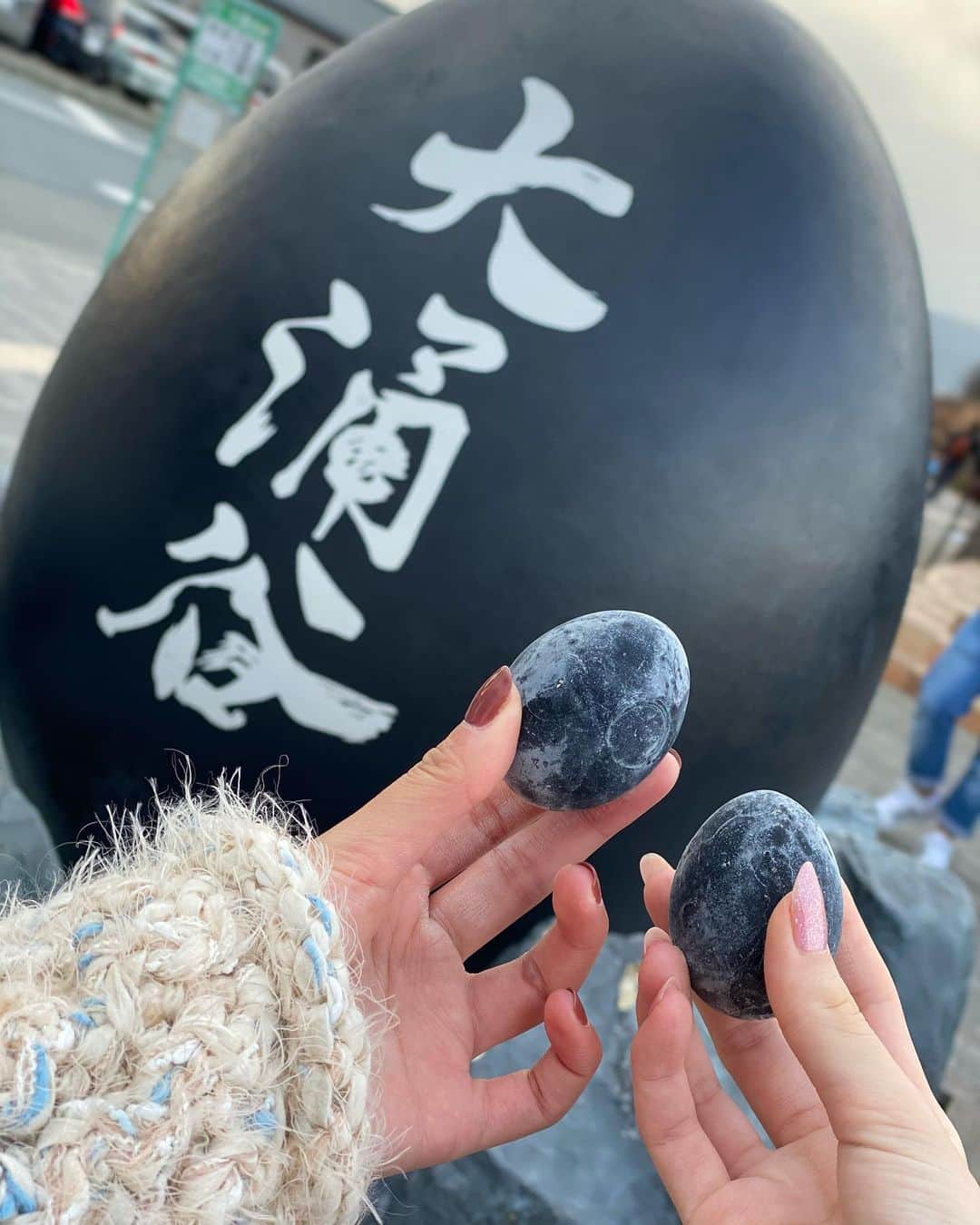 新藤まなみさんのインスタグラム写真 - (新藤まなみInstagram)「﻿ ﻿ ずっとうちに泊まっててお出かけも一緒で﻿ 夜ご飯もポーカーも一緒にやってるって大丈夫そ？🥳⤴︎﻿ ﻿ #大桶谷　の　#黒たまご　初めて食べた🥚🖤﻿ 箱根の温泉最高すぎて♨️🧖‍♀️ぽっかぽか🔥﻿ なかま👯‍♀️﻿ ﻿ #強羅温泉　#温泉　#箱根　#強羅　#最高」11月26日 19時53分 - manami_official_