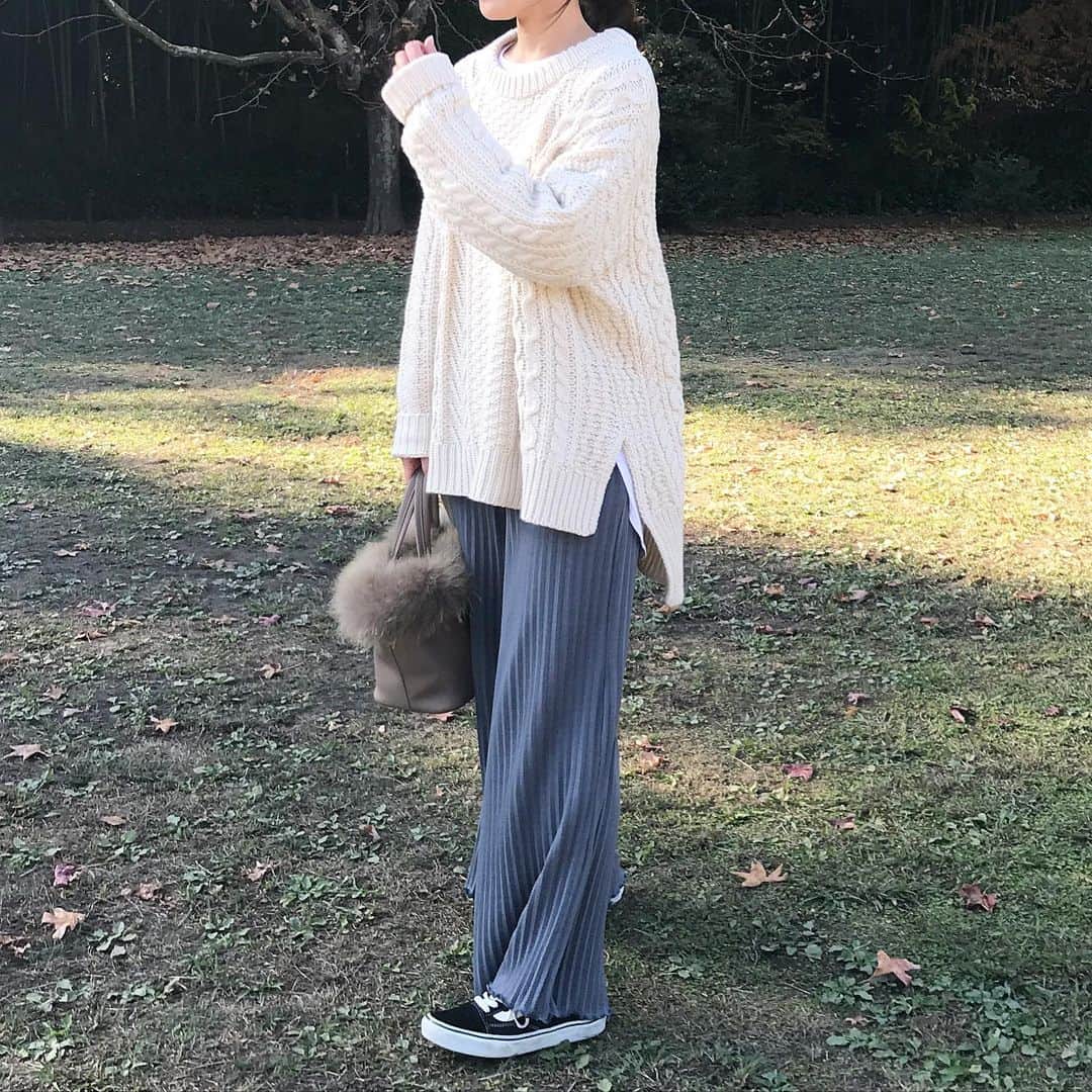 __mai____のインスタグラム：「. お気に入りのニット♡ @coca_official_store  と、 お気に入りのワイドパンツ♡ @grshimamura  #しまむら #coca_code #カジュアル #カジュアルコーデ #ママコーデ #ユニクロ #uniqlo #vans」