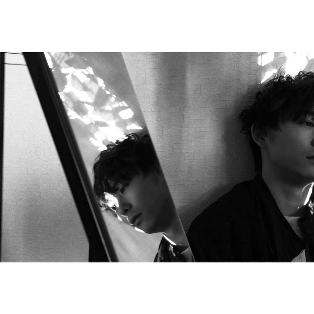 須賀健太のインスタグラム：「今日の一枚。  photographered / 櫻井圭佑　　　 　@sakurai_keisuke0  hairmake / MIKAMI assistant / JUNYA」