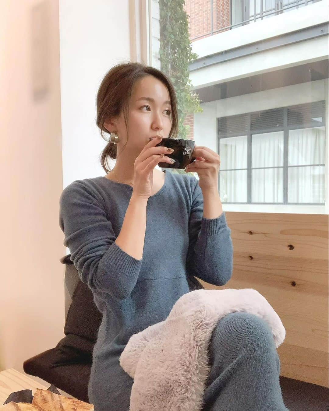 リナのインスタグラム：「☕️🥐  久しぶりにのんびりお出かけ♪  目的もなくぶらぶらして、 クロワッサンを食べに Zebra coffee＆croissantへ☕︎  カリッカリのバゲットと🥖 大ぶりなクロワッサンが とっても美味しいカフェ🥐  パパとのんびり過ごして、 ちびっ子たちにクロワッサンの テイクアウトも忘れずに🥡  海を眺めながらとひととき… 最高の癒し時間🐚  ...................................................... @zebra_coffee_and_croissant #marineandwalk #marineandwalkxmas  #zebra_coffee_and_croissant #croissant #coffee #zebracoffeeandcroissant  #zebracoffee  #yokohama #cafestagram」