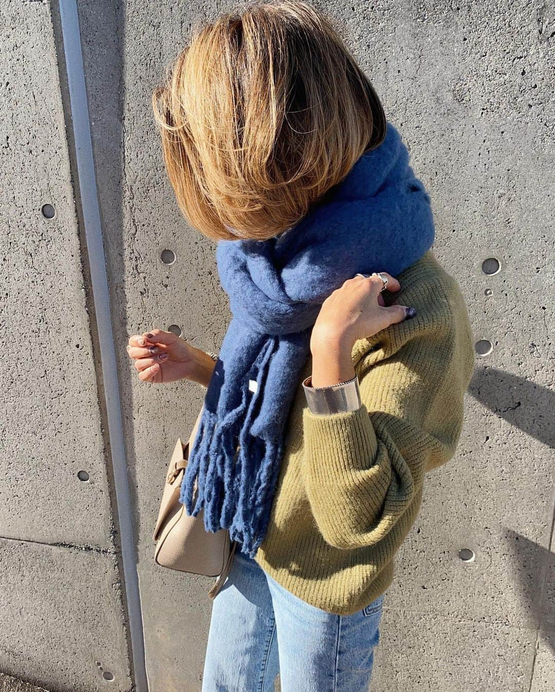 annaさんのインスタグラム写真 - (annaInstagram)「. . ちょっと大人めカラーに ヒール履いちゃって大人気分な日😋！ . . @fifth_store の #マシュマロタッチVネックニット #ソフトタッチフリンジストール を着てるよー✌︎✌︎ bagは @editsheen_store の #フロントポケットバイカラースクエアバッグ これもまた大人めながらもカジュアル感あっていい👏！ . . ニットもマフラーももこもこ可愛い🤎 . . 60%offクーポン出てたよ😳 editsheenにも使えるみたい👌❤️ . . #fifth#fifthtl#フィフス#カジュアル#平均身長コーデ#ニット#マフラー#パンツコーデ#冬コーデ#シンプルコーデ#シンプル#大人カジュアル#デニムコーデ#オトナカジュアル#ニットコーデ#EditSheen#エディットシーン#バッグ#bag」11月26日 19時55分 - 12anna23