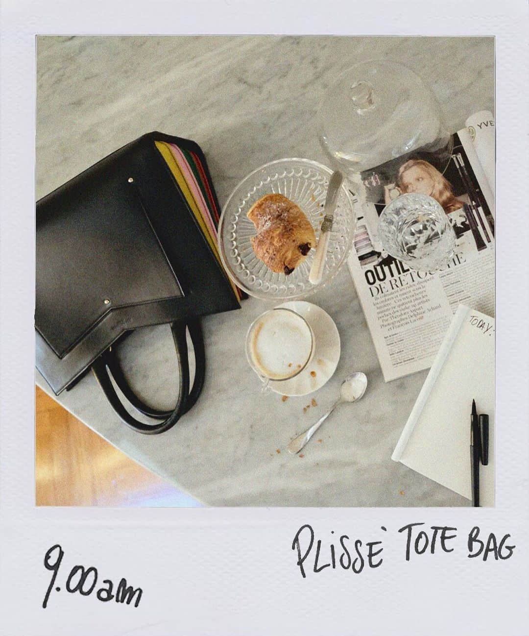 サラバターリアのインスタグラム：「It’s time for a Plissè Tote Bag 🌈 #SaraBattaglia」