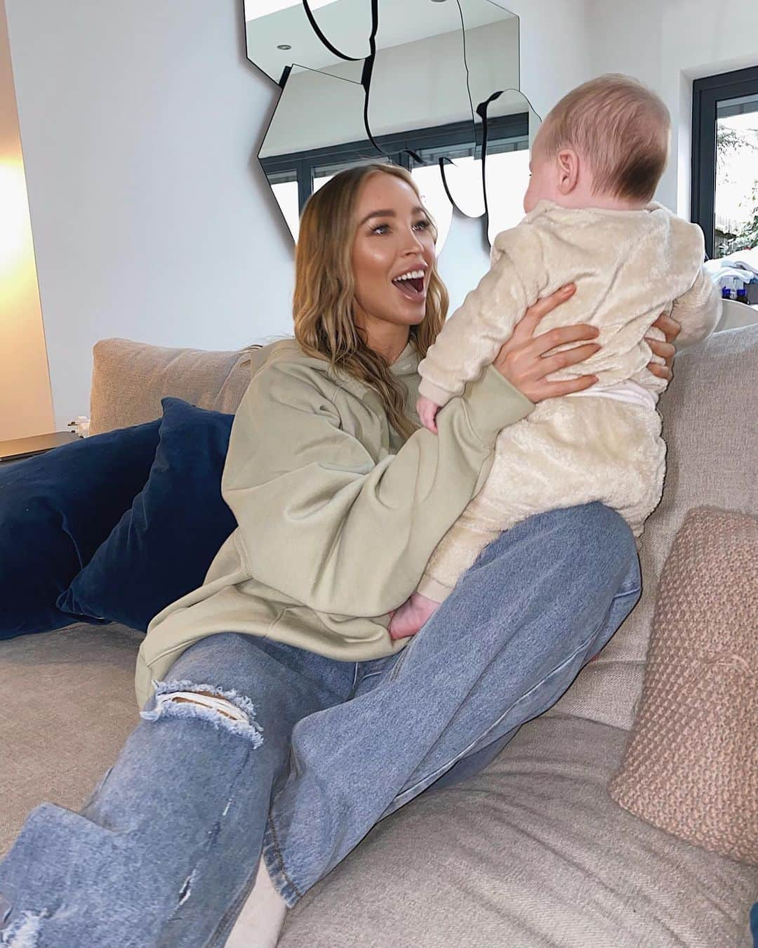 ローレン・ポープさんのインスタグラム写真 - (ローレン・ポープInstagram)「My little bestie 👶🏼   Yet another hoodie covered in puke, how is baby sick so cheesy?! 🧀🤦🏼‍♀️😂」11月26日 19時56分 - laurenpopey