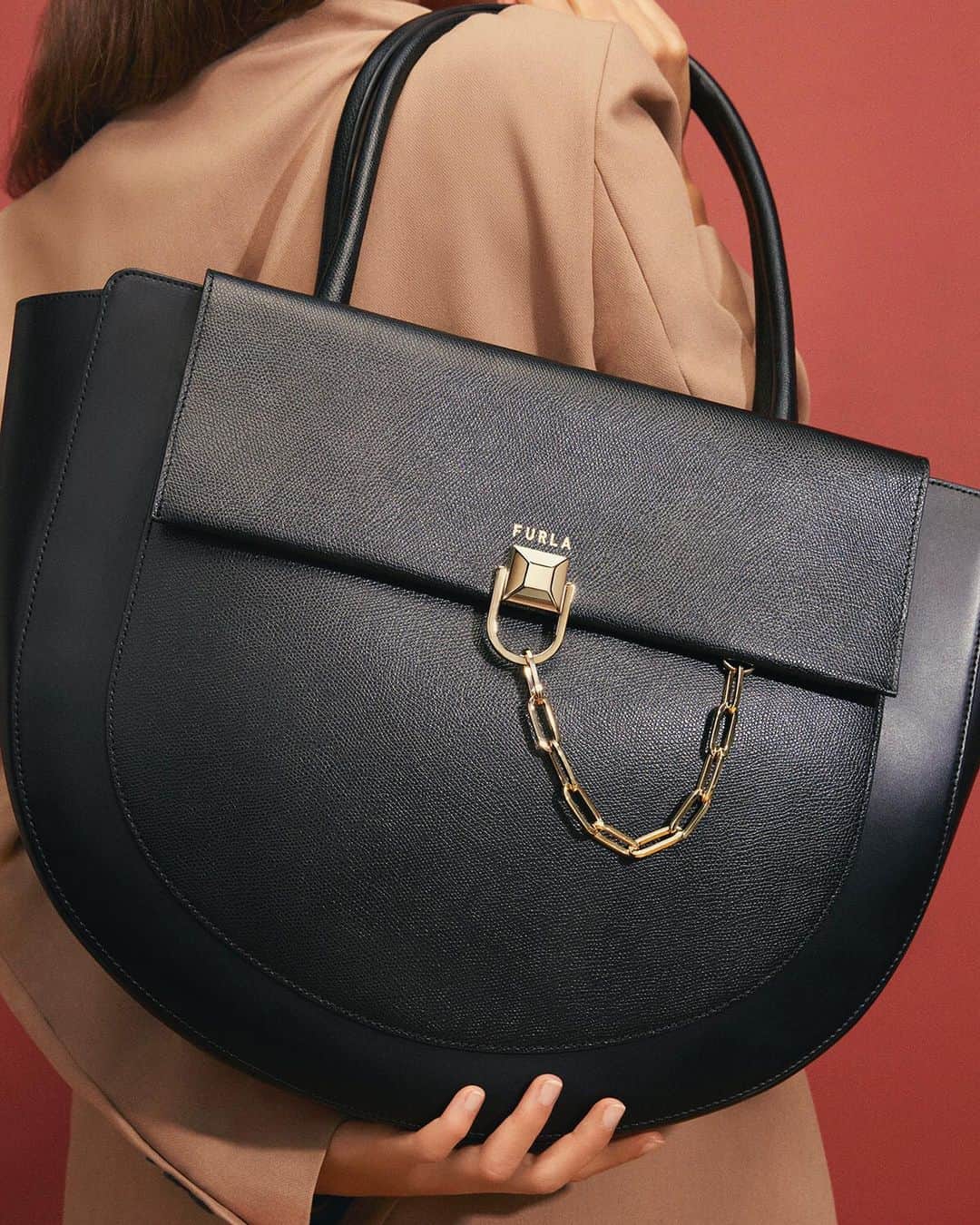 フルラのインスタグラム：「Experience some (oversize) magic this Holiday Season.  Check the link in bio.  #thefurlasociety #furlafeeling #newcollection #furla #accessories #fashion #furlagift」