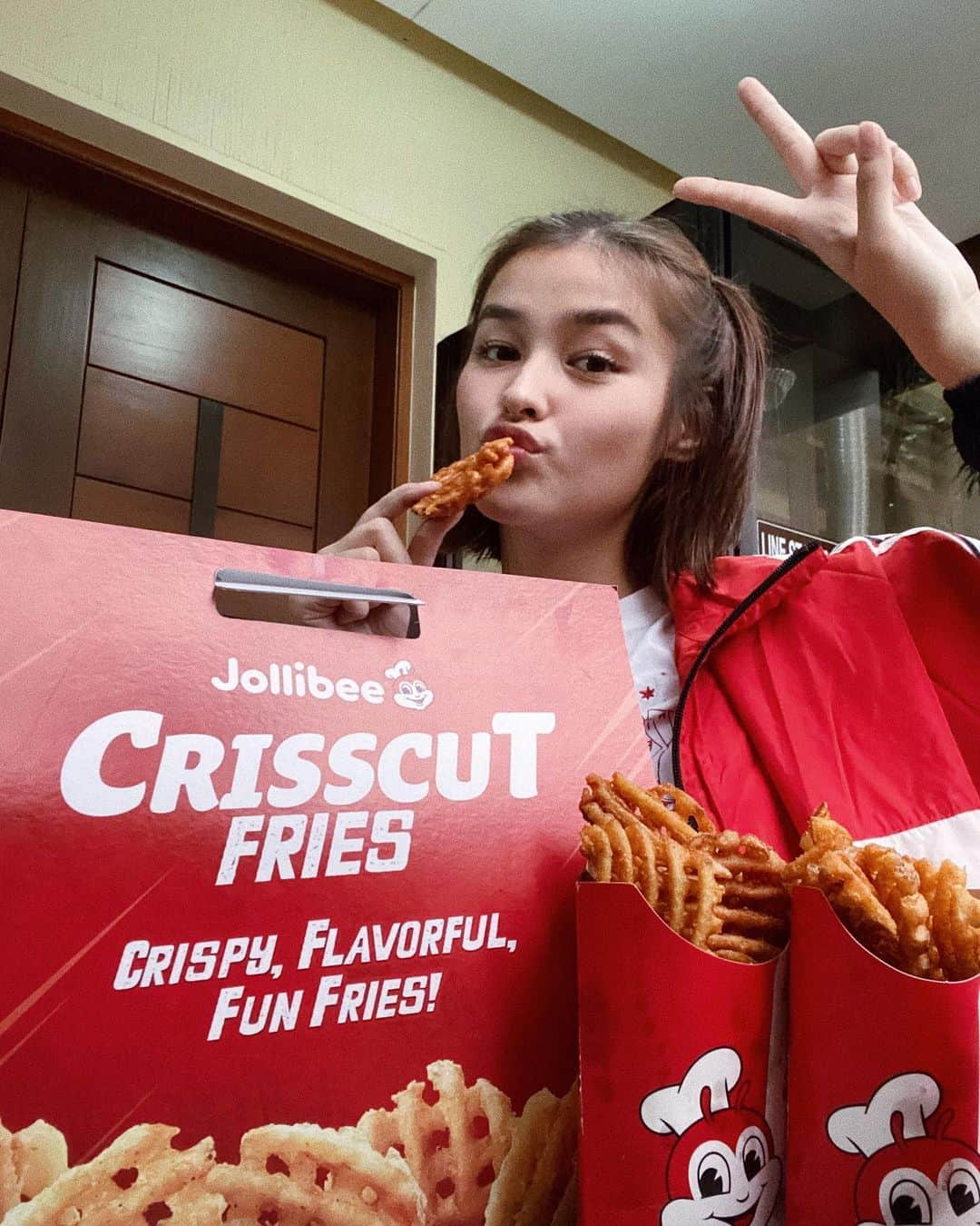 リザ・ソベラーノさんのインスタグラム写真 - (リザ・ソベラーノInstagram)「One of the things I looked forward to after coming home, the new #JollibeeCrisscutFries! Finally got to try this from @jollibee. Love how it’s crispy and I can even have a yummy dip of my choice (Honey Mustard or Thousand Island). Happy me! Super must try for everyone! You can order for delivery through the new Jollibee app, jollibeedelivery.com, #87000, Grab Food, Food Panda, or LalaFood from 7am to 9pm! Drive-thru and take-out are available too! ☺️」11月26日 20時08分 - lizasoberano