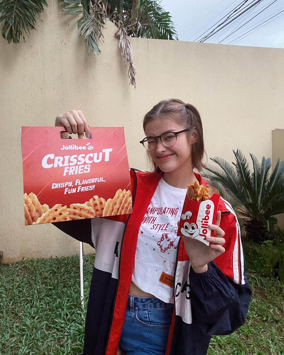 リザ・ソベラーノさんのインスタグラム写真 - (リザ・ソベラーノInstagram)「One of the things I looked forward to after coming home, the new #JollibeeCrisscutFries! Finally got to try this from @jollibee. Love how it’s crispy and I can even have a yummy dip of my choice (Honey Mustard or Thousand Island). Happy me! Super must try for everyone! You can order for delivery through the new Jollibee app, jollibeedelivery.com, #87000, Grab Food, Food Panda, or LalaFood from 7am to 9pm! Drive-thru and take-out are available too! ☺️」11月26日 20時08分 - lizasoberano