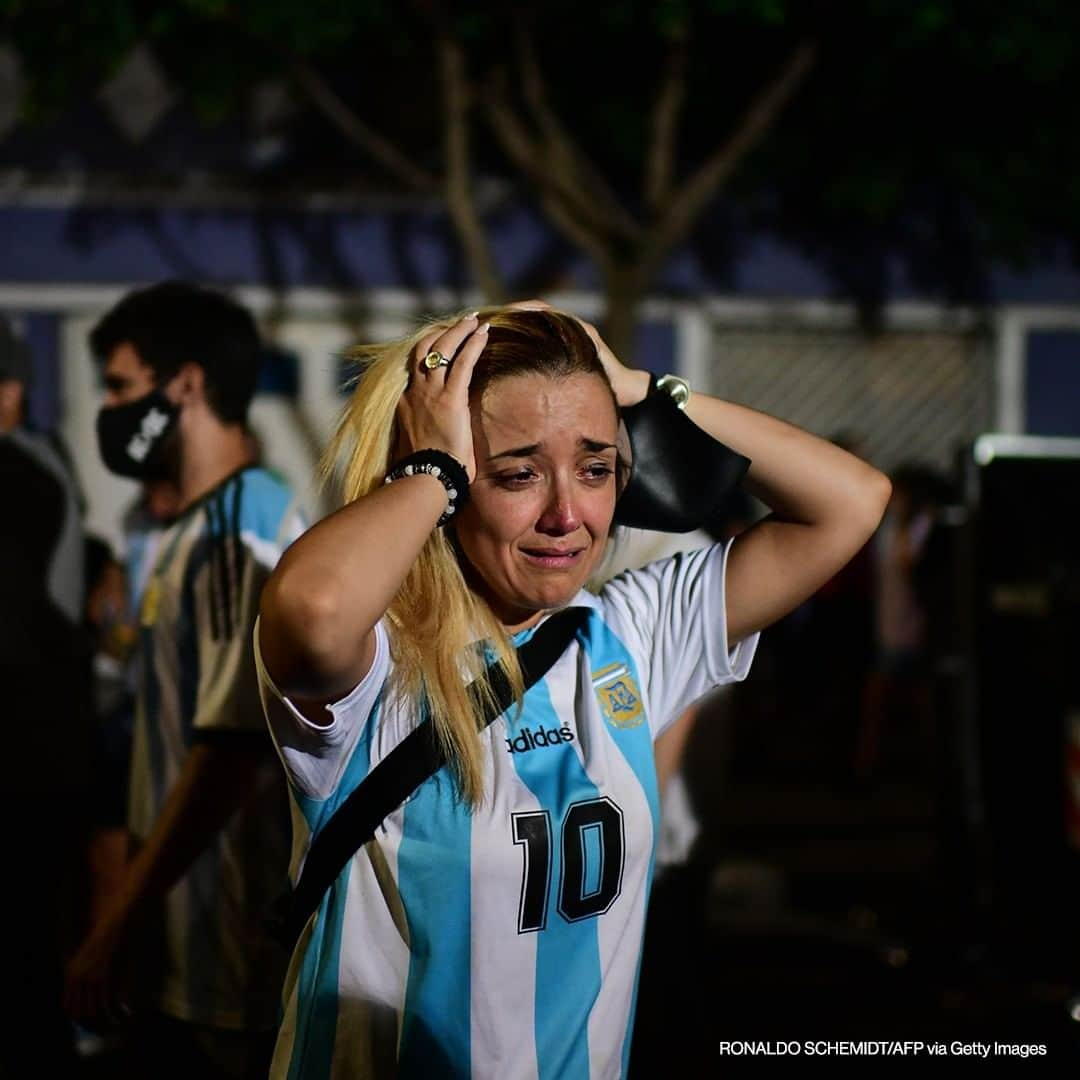 ABC Newsさんのインスタグラム写真 - (ABC NewsInstagram)「A fan of Argentinian football legend Diego Maradona cries as she gathers with other fans to pay homage on the day of his death at Argentinos Junior's Diego Armando Maradona Stadium in Buenos Aires, on November 25, 2020. #maradona #diegomaradona」11月26日 20時00分 - abcnews