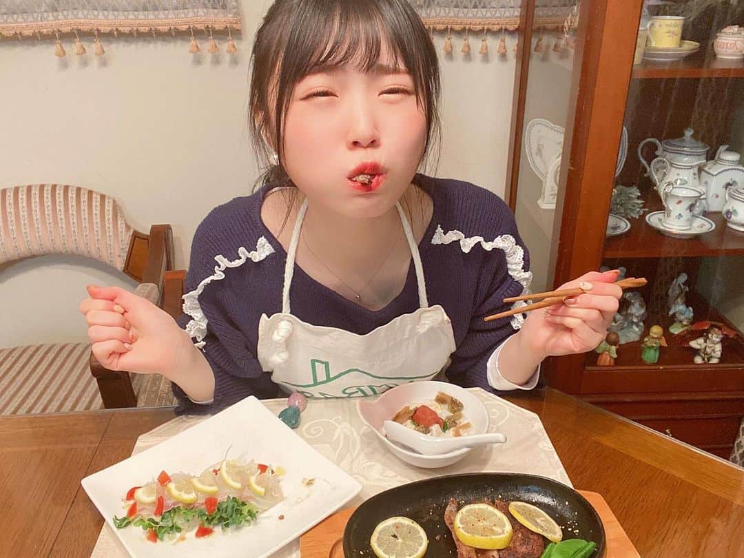 のインスタグラム：「《🏠#nmbの難波自宅警備隊》﻿ ﻿ ﻿ 久しぶりの料理配信😚😚﻿ ﻿ ﻿ ﻿ 🐔鶏の中華粥﻿ ﻿ これはほんまにお米一合分？！っていうぐらいボリューミーやし、、﻿ ﻿ ささみもホクホクっ❕❕柔らかくて❕❕最高✨﻿ ﻿ とろみもすごくて、満腹になる💓﻿ ﻿ 味付けは、梅干しとザーサイ推し😋﻿ ﻿ あとねあとね！﻿ 韓国海苔ともあったし、、﻿ あの！『ほりにし』とも最高のマッチング✨﻿ ﻿ ﻿ 🐟鯛の一口カルパッチョ﻿ ﻿ 簡単やのにめっちゃオシャレ😍‼️﻿ ﻿ イタリアンぽくて、、、玉ねぎもシャキシャキでレモンのアクセントもめっちゃあう😚✨﻿ ﻿ ﻿ ﻿ 🥩豪快ステーキ﻿ ﻿ ほりにしをかけただけで、、、﻿ ﻿ こんなにオシャレな味になるの！！！﻿ ﻿ クセになるスパイシーで箸が進むし、白ごはんが欲しくなる🥰﻿ ﻿ ﻿ ﻿ ﻿ 今回もたけだバーベキュー先生に、簡単でオシャレな美味しい料理を優しく教えて頂けて、、、﻿ ﻿ すごい勉強になりました‼️‼️﻿ ﻿ ﻿ ﻿ そしてそして！！！﻿ ﻿ 【お知らせ】﻿ ﻿ 12月9日に、、ももねさんと﻿ 《外飯王》に参加させていただきます💗💗﻿ ﻿ こうやって食べ物に携るお仕事ができて幸せ😍﻿ ﻿ 是非皆さん大阪チャンネルさんでも配信があるので見てくださいっ﻿ ﻿ ﻿\#nmbとお家バーベ / ﻿ #たけだバーベキューのお家でbbq #お家 #お家ごはん #料理 #配信 #🏠  #nmb48お料理大好き部 #料理記録 #料理写真 #簡単レシピ #美味しい #youtube #レモン #🍋  #お知らせ #外飯王 #ラビ飯」