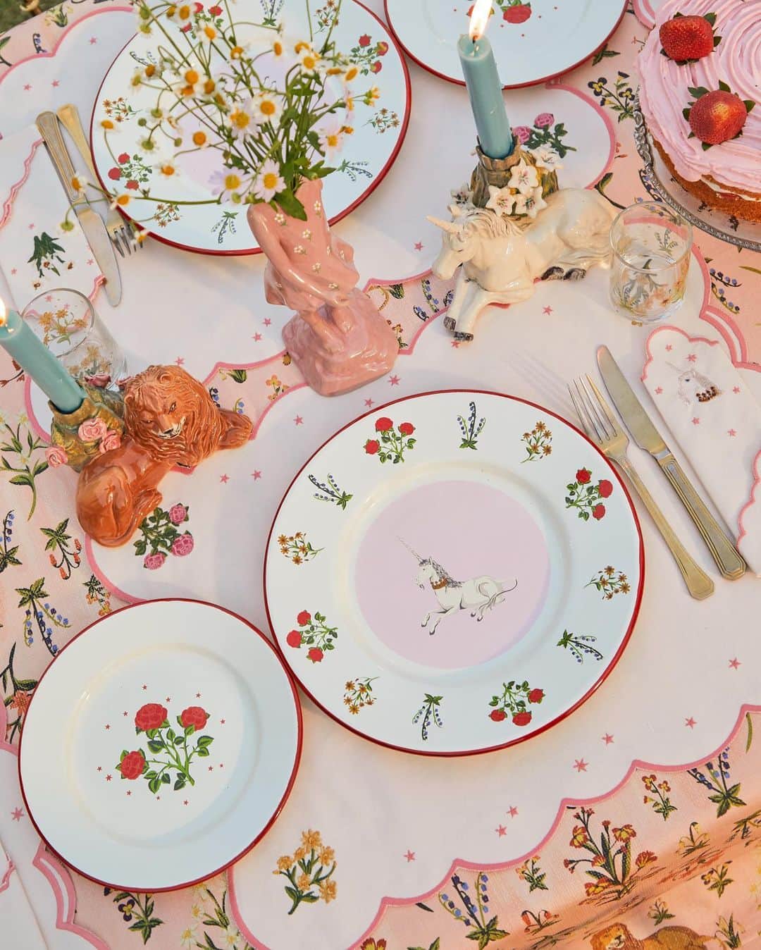 Sretsisさんのインスタグラム写真 - (SretsisInstagram)「Sretsis and @sretsis.parlour are pleased to introduce “Sretsis Table” the latest home décor collection.  Pursuing Sretsis Parlour’s ethos of “Serving Fantasy on Your Plate” that blossomed into “Bringing Fantasy to Your Home” comes the art of beautifying your home with a collection of home décor with all the elements created within the Sretsis and Sretsis Parlour Universe just in time for the season of giving!   Discover a range of artisanal items ranging from Enamelware, Glassware, Table Linens, hand-crafted ceramics, and many other decorative items!   Sretsis Parlour presents the “Sretsis Table” Pop-up Store, Level 2, Central Embassy from 27 November 2020 to 10 January 2021.   #SretsisParlour #SretsisTable #BringingFantasyToYourHome  Creative Directors @pimstarr @skydancer  Photographer @manaxhimorning」11月26日 20時03分 - sretsisofficial