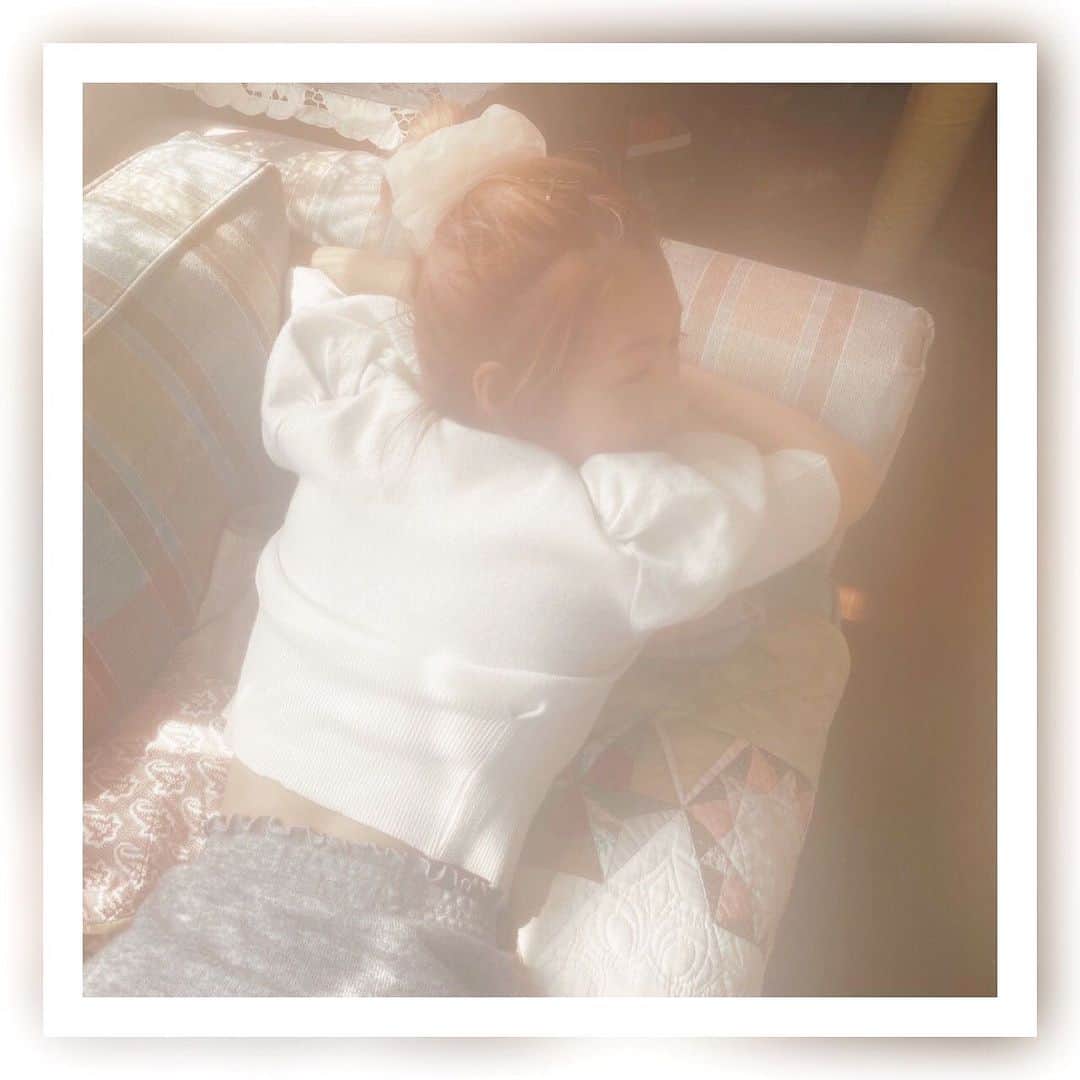 のインスタグラム：「夏におうちで撮影したんだ〜 やっぱりfilm🎞の質感大好き  #稲葉るり #ヘアメイク #フイルムカメラ #カメラマンさんと繋がりたい  #カメラマン #カメラマン募集 #フィルム写真  #作品撮り #作撮り」