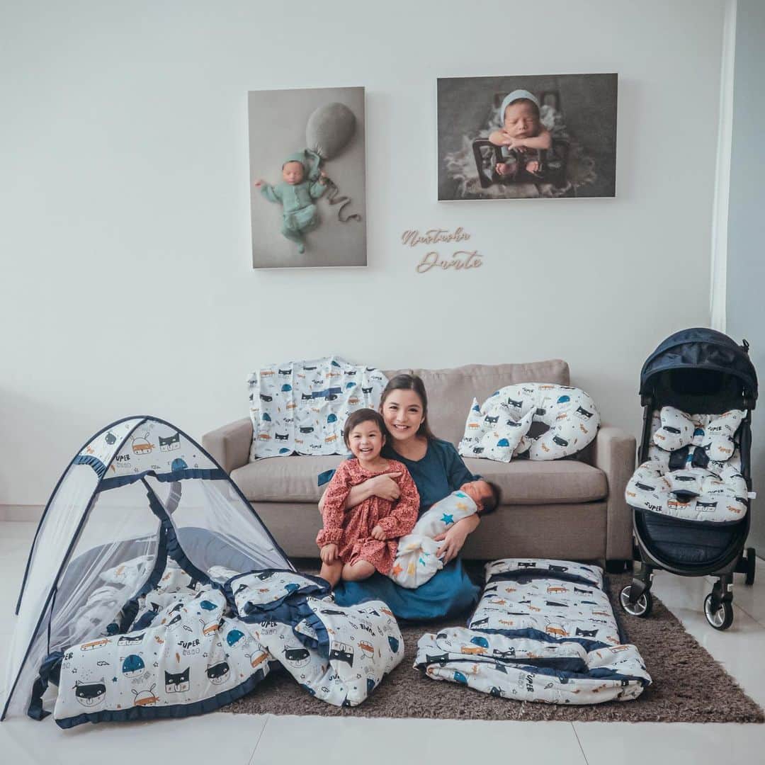 チェルシー・オリビアのインスタグラム：「Jadi inget beberapa waktu lalu, pilihin keperluan bayi itu susah susah gampang yah. Pastinya harus tau kualitas dan kegunaannya. Belajar dari pengalaman waktu Nastusha dulu (banyak bngt barang yg jadi ga kepake), sekarang ini lebih picky biar semua perlengkaan bayi untuk Dante beneran kepake dan awet.  Akhirnya pilihan jatuh sama produk dari Bumbee, karna emang waktu jaman Nastusha dulu aku udh sempet pake beberapa produknya Bumbee..  Sekarang Bumbee ada paket lengkapnya gini 1 set jadi enak deh customnya semua semotif dan pastinya kepakai sampai Dante setahun nanti💙 terimakasih untuk selalu menemani yaa @bumbee_collection.」