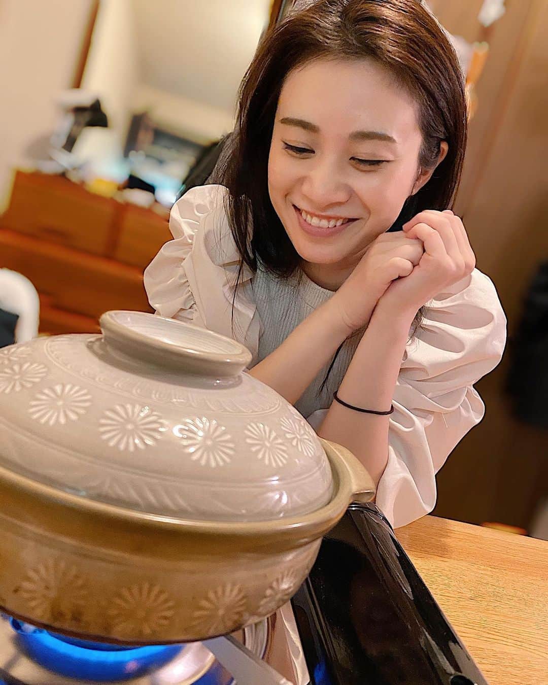 鈴木芳奈のインスタグラム：「寒くなると鍋🍲が食べたくなるよね〜 出来上がりまち〜 さーて。何鍋でしょうかっ？w  #冬といえば #鍋 #鍋なのか？ #いい匂いですわ  #山形出身 #役者 #俳優 #女優 #act #actor #actress」