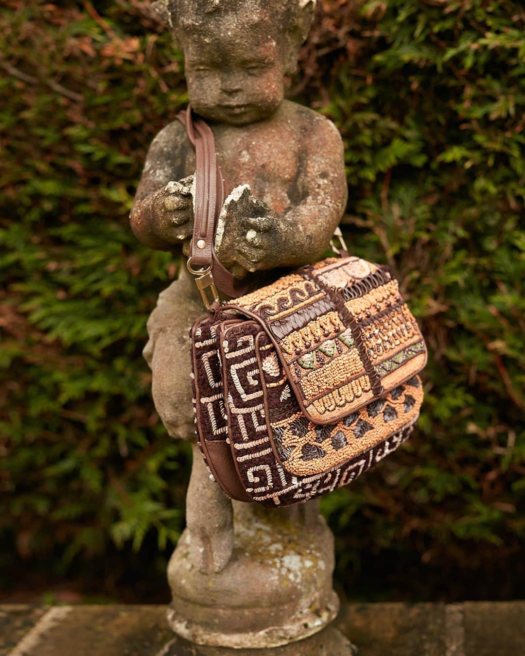 ジャマンピュエッシュのインスタグラム：「Cercie is a fully hand-beaded bag with multiple compartments featuring a mix of intricate patterns typical of ancient Greece, often used in depictions of Gods and Goddesses.」