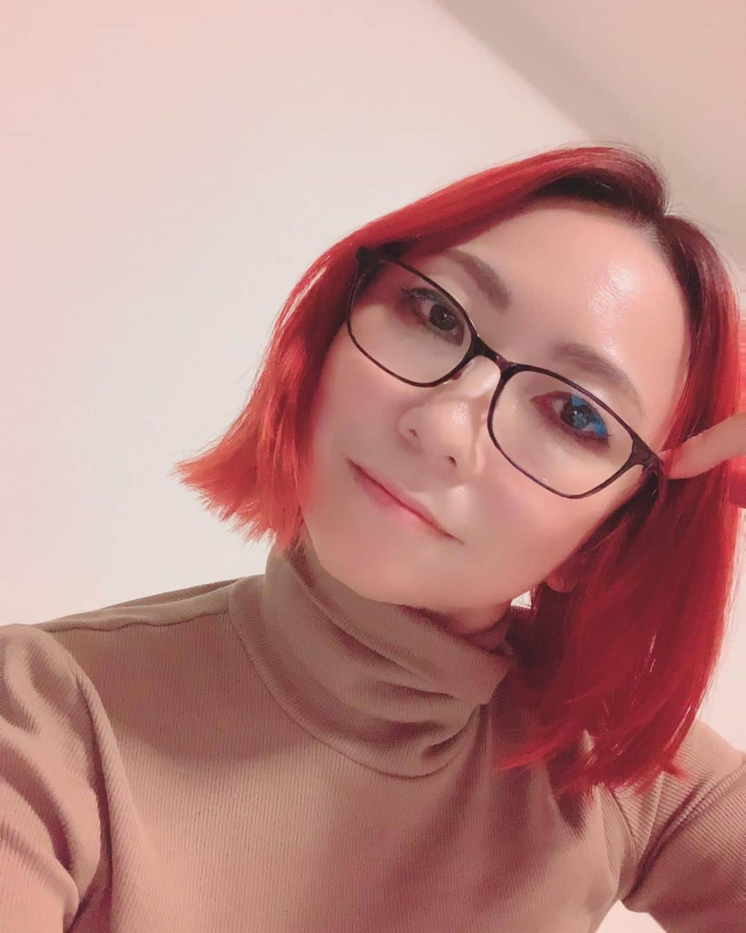 三浦加納子のインスタグラム：「髪の色をなんだか変えたくなって、いきなりすごい赤にしてしまいました😆  何年か前もこんな色で過ごしてたんですが、その時もフィフスエレメントのミラジョヴォヴィッチの色になりたくて赤に！ 久々の派手色でちょっとドキドキしたけど気に入ってるからいいんです！！ 色落ちの過程も楽しみです😉  いっぱい考えてカラーリングしてくれたペペさん　@pepe.spadic @spadic0404 ありがとうございます🙏  #fireredhair」
