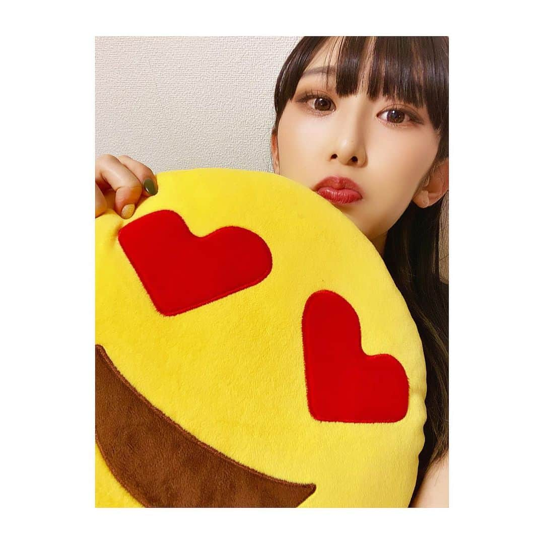 YURINAさんのインスタグラム写真 - (YURINAInstagram)「・﻿ 😍❤️😍❤️😍﻿ ﻿ 📸 #絵文字クッション﻿ ﻿ このクッションは学生時代に﻿ ダンス部の世界大会でアメリカに行ったときに﻿ 買って帰ったやつです🇺🇸﻿ ﻿ ぬいぐるみとか部屋に置いてないけど﻿ このクッションは大切に岡山から持ってきた🍑﻿ ﻿ あともう２つあるけど、﻿ なんの絵文字のクッションでしょうか？🤔﻿ ﻿ 友達のも買って4つも持って帰るのに﻿ 圧縮袋でお煎餅みたいにペシャンコにして﻿ キャリーケースに入れた思い出🧳笑﻿ ﻿ ﻿ ﻿ 今日はライブに向けて沢山踊ったので﻿ しっかり整骨院でメンテナンスしてもらいました🙆🏻‍♀️﻿ ﻿ ケアして怪我しないよう心がけてます。﻿ ﻿ 皆さんと笑顔でお会いできるのを楽しみに💪🏼🔥﻿ ﻿ ﻿ ﻿ #オリックス #BsGirls #Bs2020 #avex﻿ #baseball #プロ野球 #ORIX #Buffaloes﻿ #京セラドーム大阪 #ほっともっとフィールド神戸 ﻿ #yurina_359  #BsGirls2020 #performer﻿ #dance #全力パフォーマンス ﻿ #高身長女子 #筋トレ女子 #腹筋女子﻿ #トレーニング女子 #ボディメイク ﻿ #野球好きと繋がりたい #黒髪インナーカラー﻿ #アメリカ #世界大会 #ダンス部﻿ #メンテナンス #ワンマンライブ﻿ #selfie #followmeplease」11月26日 20時16分 - yurina_bsgirls_359