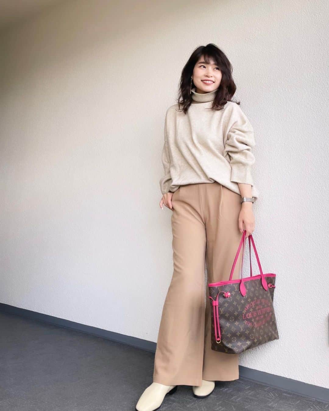 三佐和あやのインスタグラム：「#ootd 出産後 2週間👶 パンツが履けるようになって嬉しい🥺✨  #code  Knit ... @saisondepapillon_official  wide pants ... @saisondepapillon_official  boots ... @sappun_japan ﻿ Bag ... @louisvuitton  ﻿  お腹はすぐ引っ込むわけじゃなくて １ヶ月間まだ子宮口も開いたままらしい。だからお腹も徐々に凹んでいくので、産後はいきなりぺたんこには戻らないんですよ〜 ﻿これから いろいろおしゃれ楽しみたいなぁ〜 😆マタニティ期も これ着れないルールがあって楽しかったけどw 今は授乳しやすいコーデを探すことに夢中です😊💦  ﻿ #秋コーデ #きょコ #いつコ #シンプルコーデ #大人カジュアル #ママコーデ #ママバッグ #ママファッション #ヴィトン #マタママ  #ファッション #お洒落  #ブーツコーデ #fashion #大人コーデ  #アラサー #アラフォーコーデ #大人可愛い #ぷんにー  #アラサーママ #30代コーデ #3児ママ」