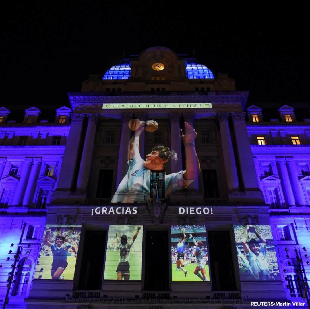 ABC Newsさんのインスタグラム写真 - (ABC NewsInstagram)「IN THE HANDS OF GOD: Photographs of late soccer legend Diego Maradona are projected on the Kirchner Cultural Centre, in Buenos Aires, Argentina. #diegomaradona」11月26日 20時11分 - abcnews