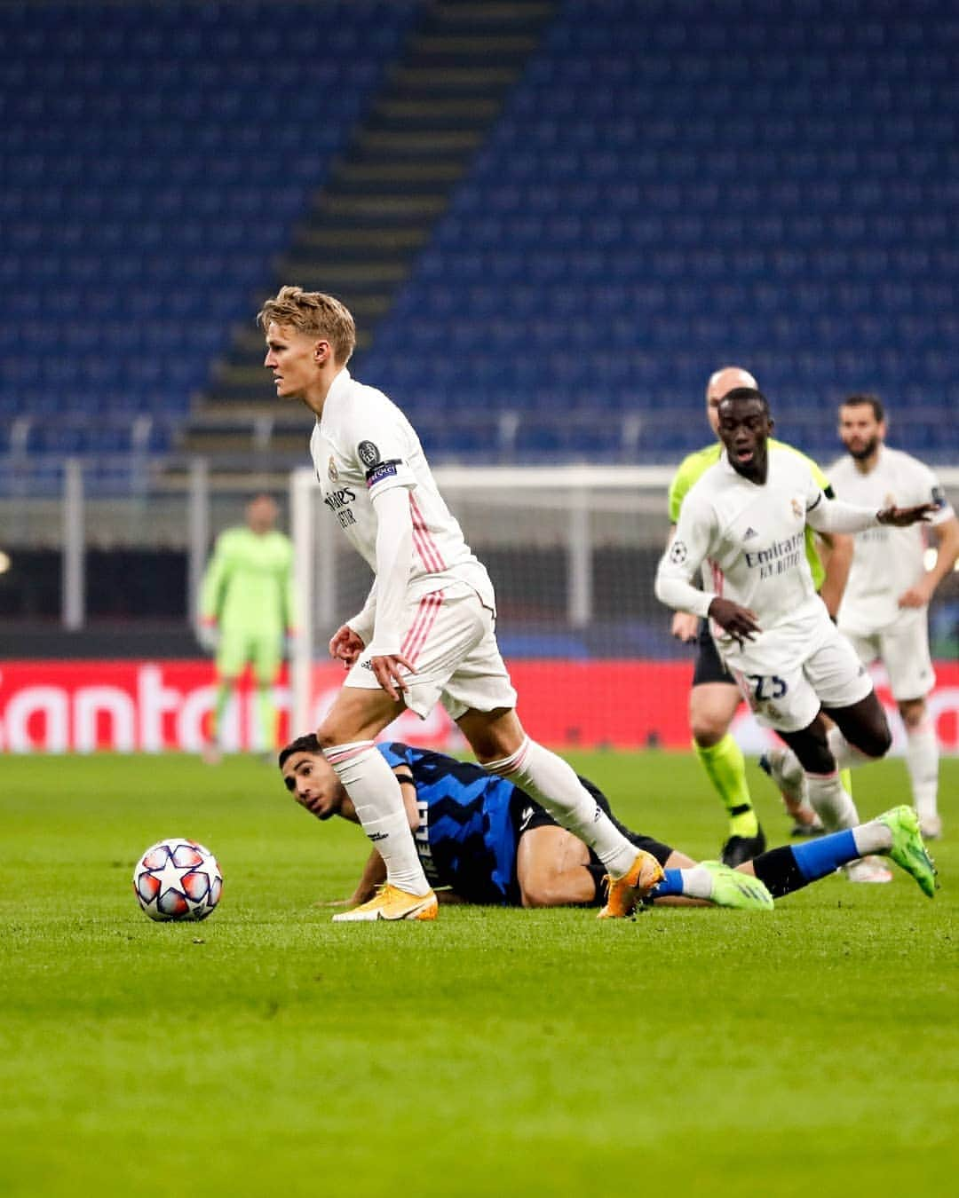 レアル・マドリードさんのインスタグラム写真 - (レアル・マドリードInstagram)「📸🌌 A brilliant @ChampionsLeague night at the San Siro! ✨⚽ ¡Otra noche fantástica de Champions! #RMUCL • #HalaMadrid」11月26日 20時12分 - realmadrid