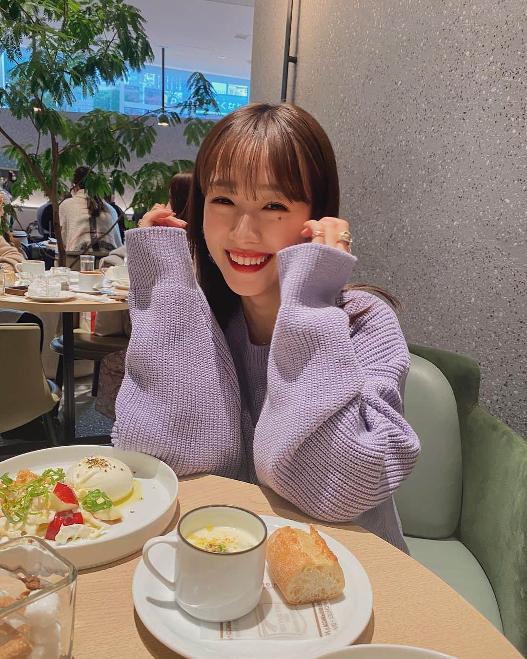 前田希美（まえのん）さんのインスタグラム写真 - (前田希美（まえのん）Instagram)「お久しぶりです。 #のんカフェ巡り   今日は代官山にある大人気カフェ  @kashiyama_daikanyama さんに 行ってきました。  ずっと食べたかった、 ブラータチーズ🧀 美味しすぎてとろけました…  店内も広くておしゃれなので、 ぜひ行ってみてくださいね。  代官山いくとたくさん お買い物たくさんしちゃう…  行きつけのVINTAGEＳＨＯＰの @hedy_japan さんで バッグ買いました～👜  また載せますね。  emiru×N WITH.の コラボリングも届き始めてるみたいで 気に入ってもらえたかドキドキしてます。  良かったらインスタ載せて貰えたら いいねしにいきます♡ タグ付け投稿も いつもありがとうございます。  みんなの事が大好きです。  #代官山カフェ #代官山cafe  #daikanyama #daikanyamacafe  #のんカフェ巡り #カフェ巡り  #kashiyamadaikanyama  #のんの私服」11月26日 20時12分 - maeda_nozomi