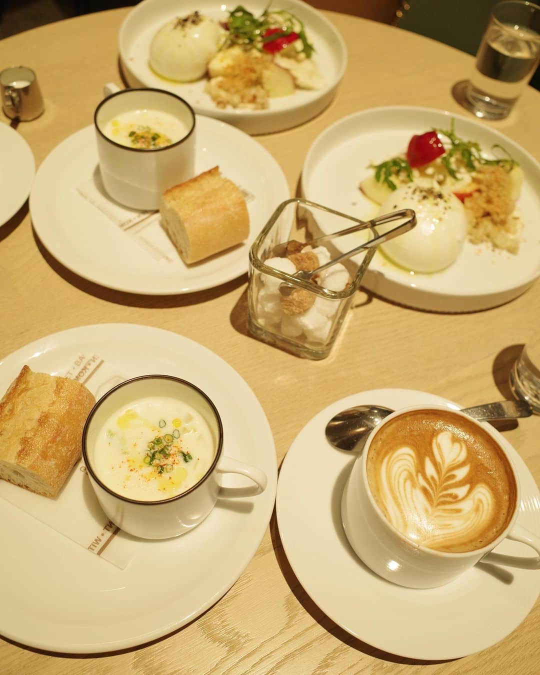 前田希美（まえのん）さんのインスタグラム写真 - (前田希美（まえのん）Instagram)「お久しぶりです。 #のんカフェ巡り   今日は代官山にある大人気カフェ  @kashiyama_daikanyama さんに 行ってきました。  ずっと食べたかった、 ブラータチーズ🧀 美味しすぎてとろけました…  店内も広くておしゃれなので、 ぜひ行ってみてくださいね。  代官山いくとたくさん お買い物たくさんしちゃう…  行きつけのVINTAGEＳＨＯＰの @hedy_japan さんで バッグ買いました～👜  また載せますね。  emiru×N WITH.の コラボリングも届き始めてるみたいで 気に入ってもらえたかドキドキしてます。  良かったらインスタ載せて貰えたら いいねしにいきます♡ タグ付け投稿も いつもありがとうございます。  みんなの事が大好きです。  #代官山カフェ #代官山cafe  #daikanyama #daikanyamacafe  #のんカフェ巡り #カフェ巡り  #kashiyamadaikanyama  #のんの私服」11月26日 20時12分 - maeda_nozomi
