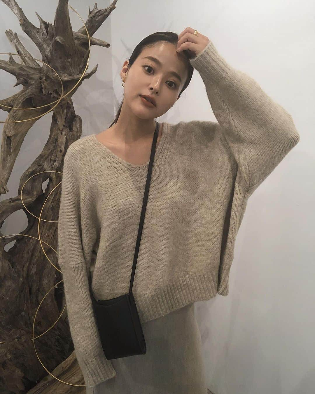 佐野真依子さんのインスタグラム写真 - (佐野真依子Instagram)「息子と一緒に ベージュCoordinate🍂 ニットはfifthの Vネックドルマンスリーブふんわりニット🤍 Vネックのニットは首元が綺麗に見えるから大好き🤍 柔らかなふんわり感もかわいいな🤍 お得なクーポンで60%OFF キャンペーン中でした🎫 fifthのキッズアイテムが ほんとに可愛くて男の子服も 出ないかなあとひそかに期待しています🤍💭 @fifth_store #fifth #fifthtl #フィフス #Vネックドルマンスリーブふんわりニット #親子コーデ #ママコーデ #ニットコーデ」11月26日 20時14分 - sanomaisanomai