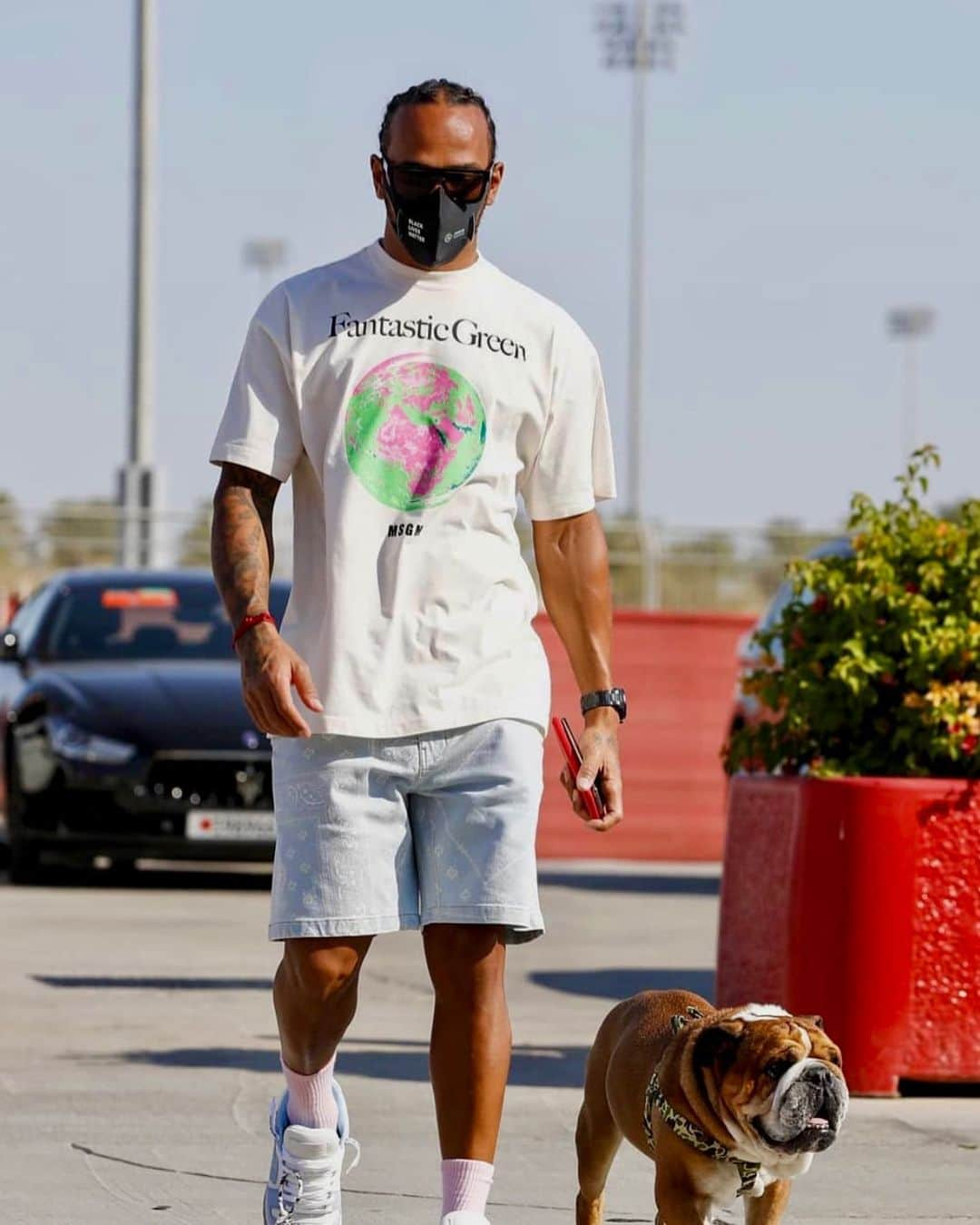 マッシモ・ジョルジェッティーさんのインスタグラム写真 - (マッシモ・ジョルジェッティーInstagram)「@LEWISHAMILTON @ROSCOELOVESCOCO 🖤🐶🖤  ...for those who have the courage to change, to go beyond circumstances, beyond the present.  ...MSGM FANTASTIC GREEN is out this January 💚♻️💚」11月26日 20時25分 - massimogiorgetti