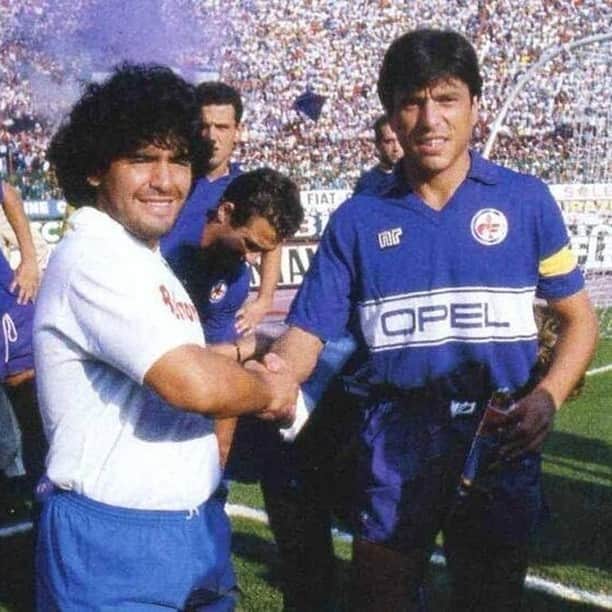 ACFフィオレンティーナさんのインスタグラム写真 - (ACFフィオレンティーナInstagram)「Un onore averti affrontato, Diego. An honour to play football with you.  #Fiorentina #Maradona #ACFFiorentina」11月26日 20時19分 - acffiorentina